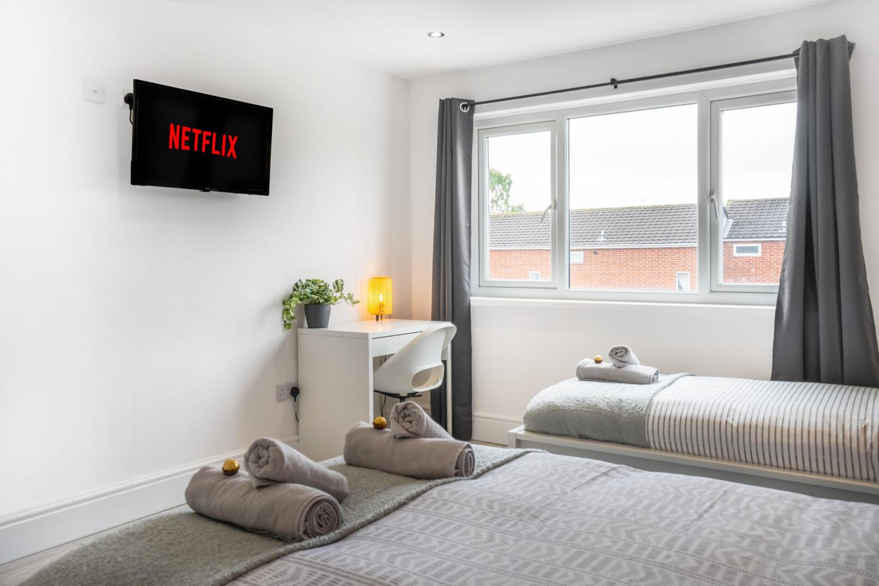 3 Bedroom House-Free Parking- by Holiday Homes