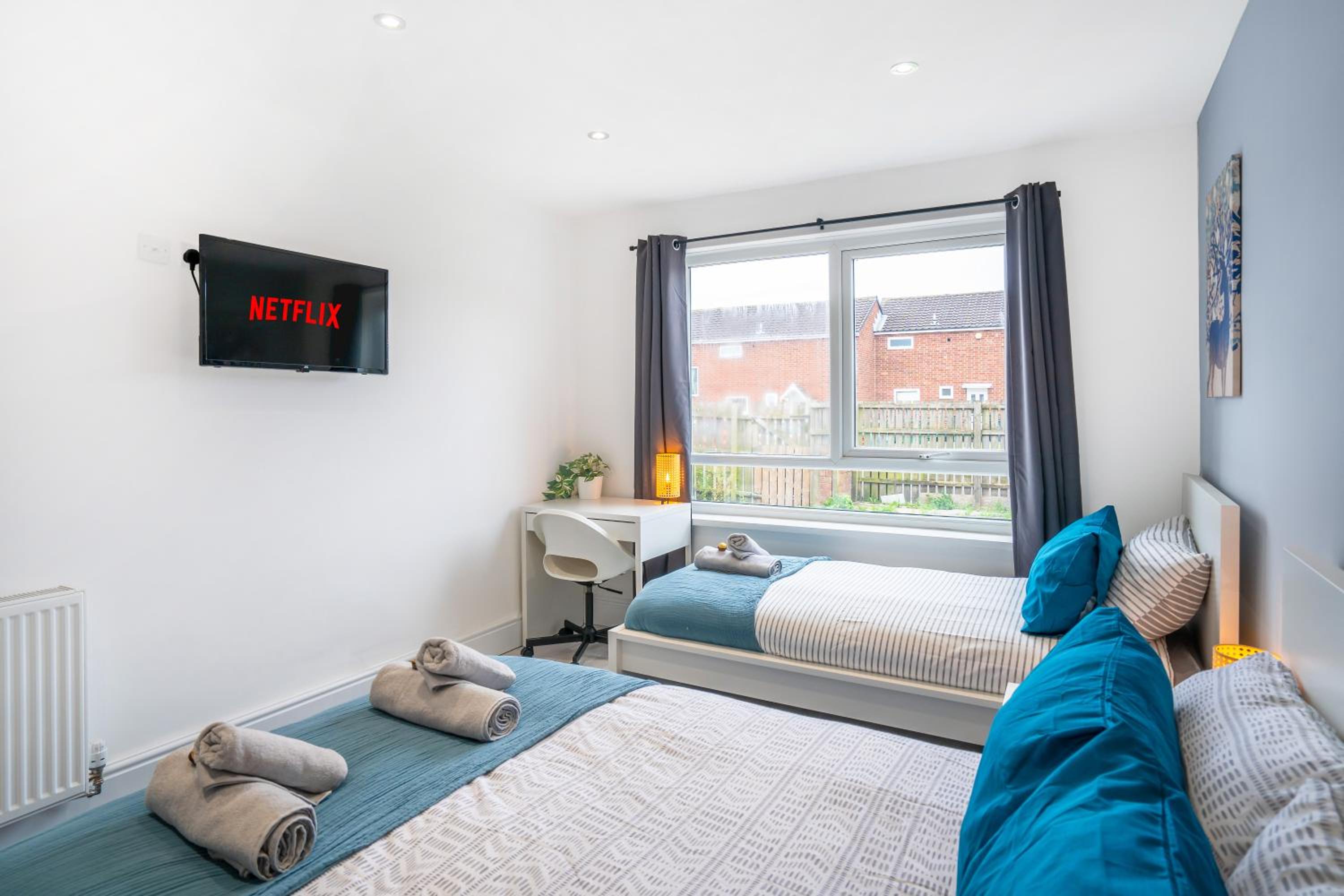 3 Bedroom House-Free Parking- by Holiday Homes