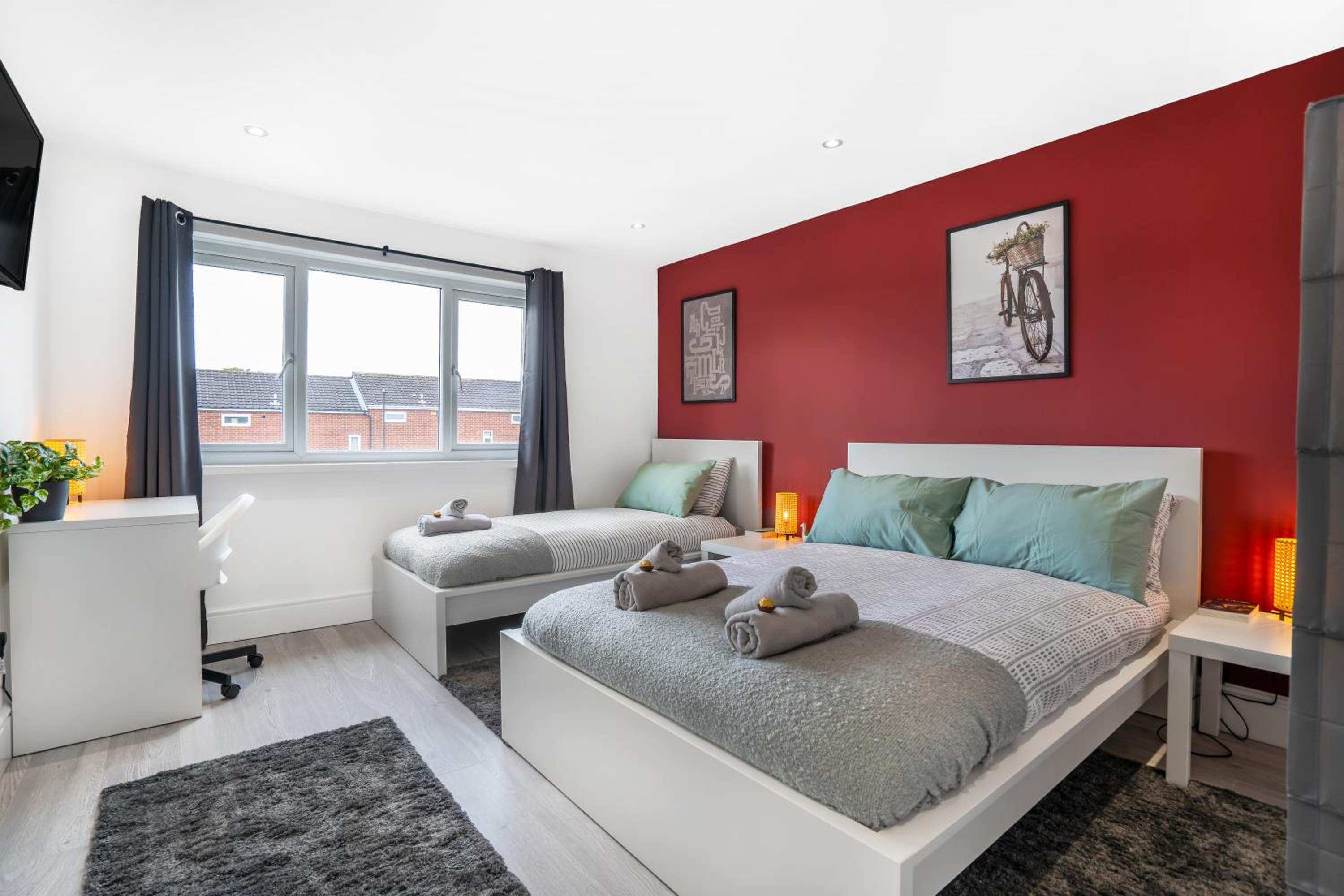 3 Bedroom House-Free Parking- by Holiday Homes