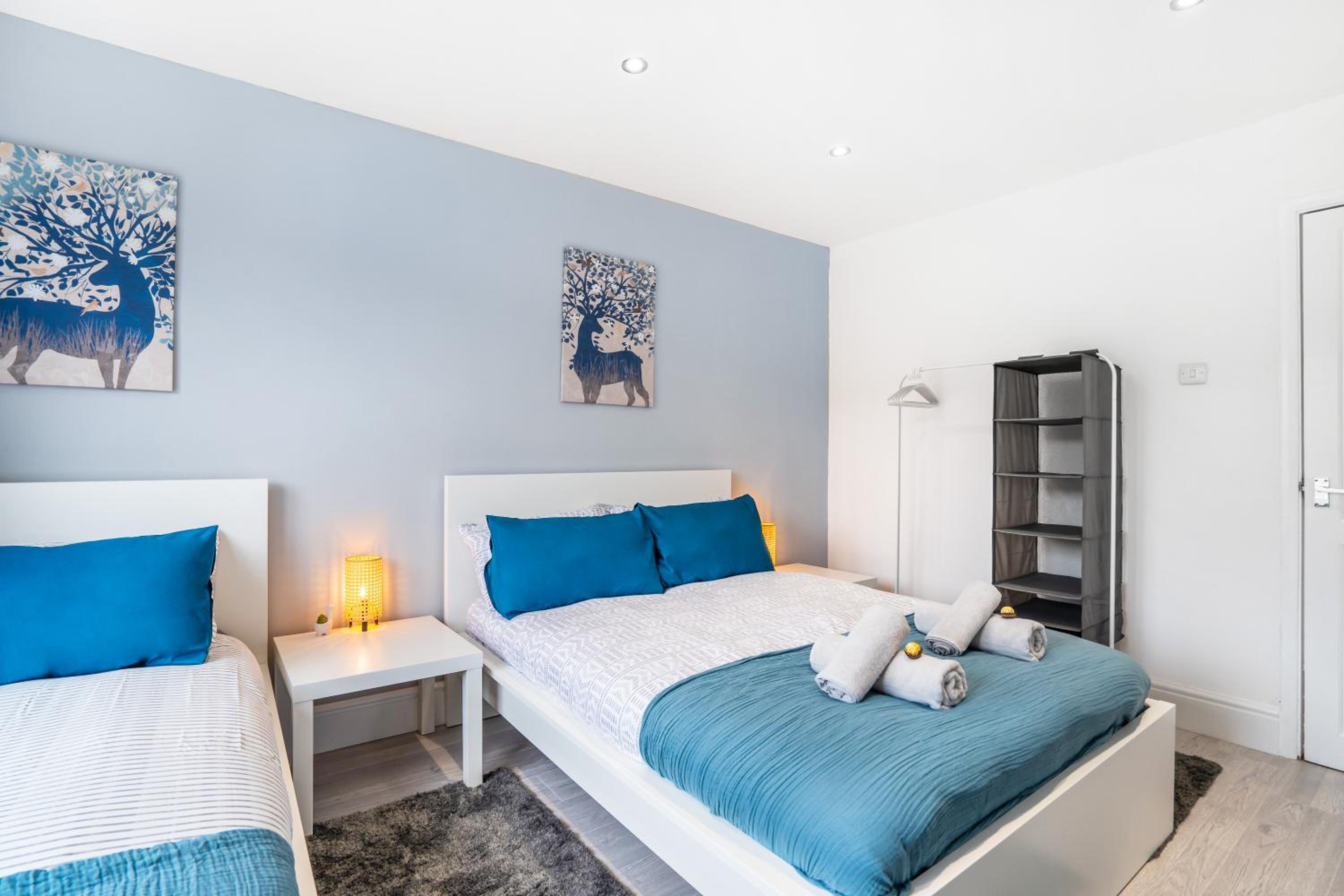 3 Bedroom House-Free Parking- by Holiday Homes