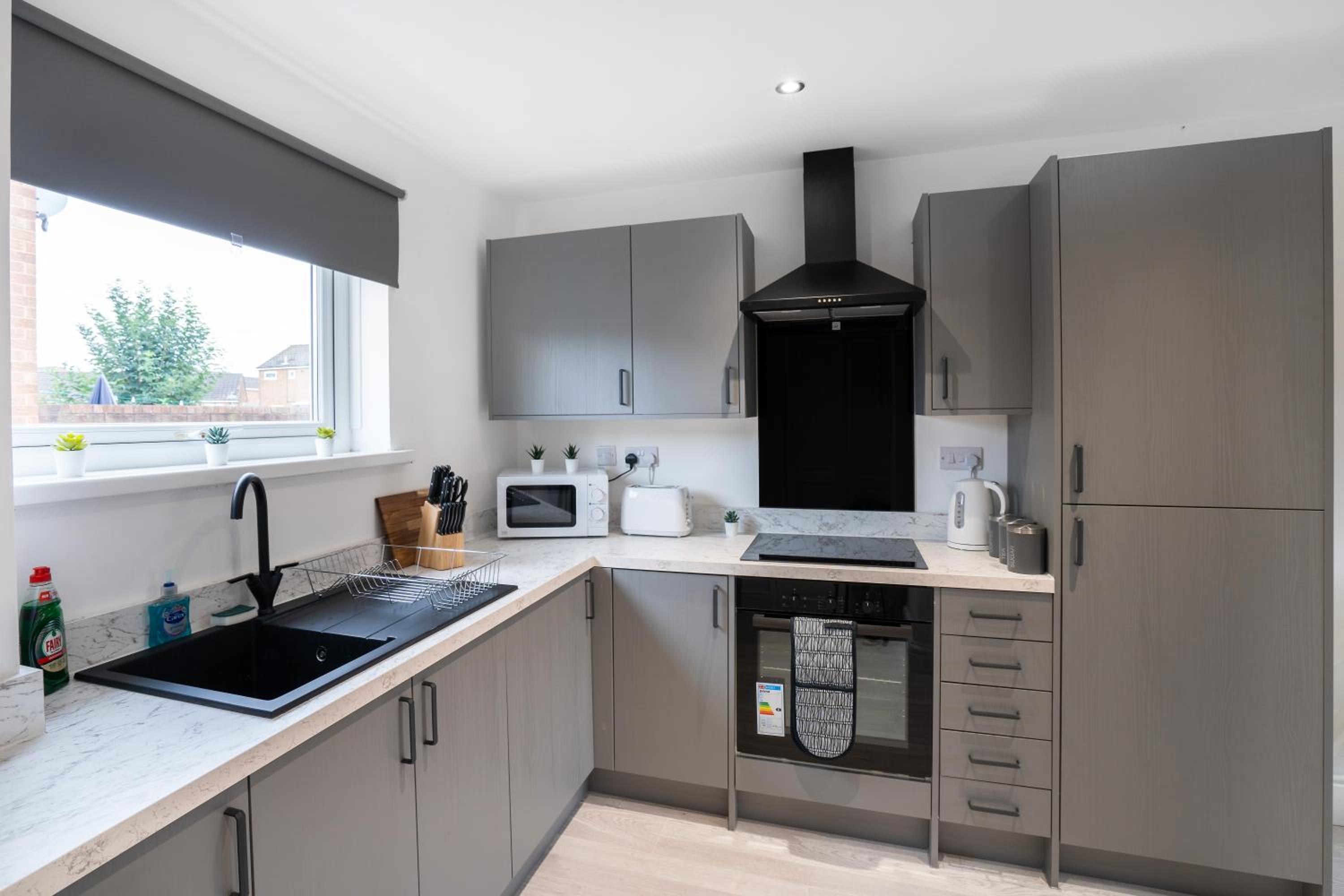 3 Bedroom House-Free Parking- by Holiday Homes