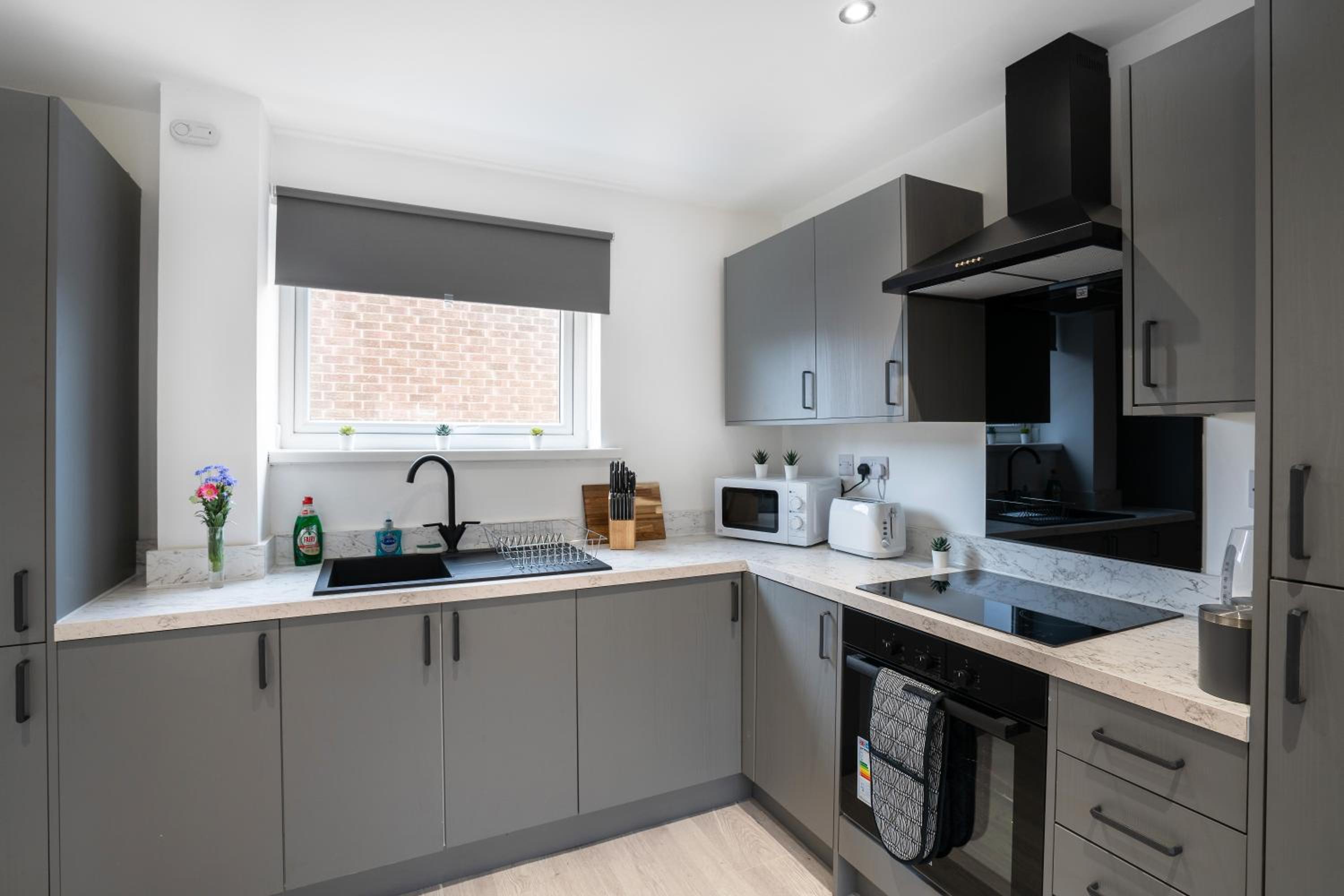 3 Bedroom House-Free Parking- by Holiday Homes