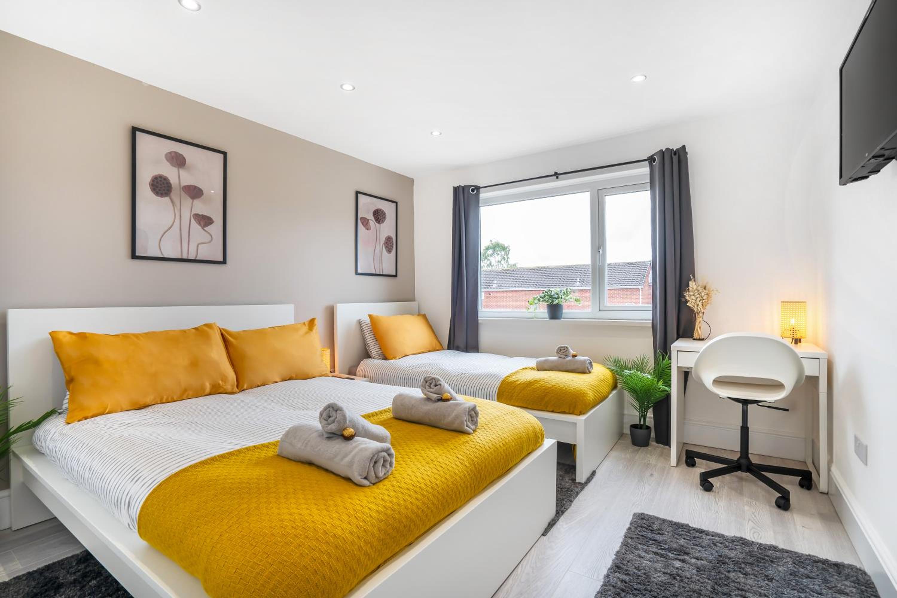 3 Bedroom House-Free Parking- by Holiday Homes