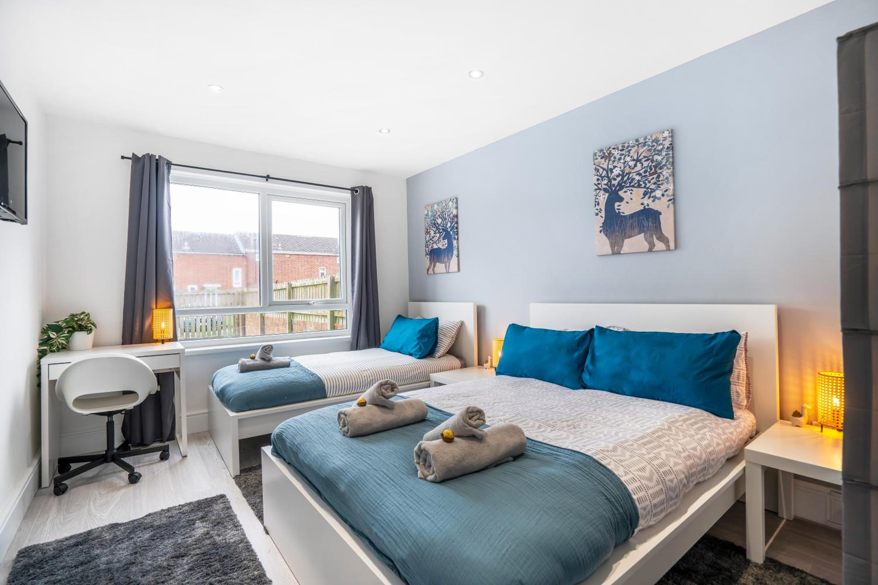 3 Bedroom House-Free Parking- by Holiday Homes