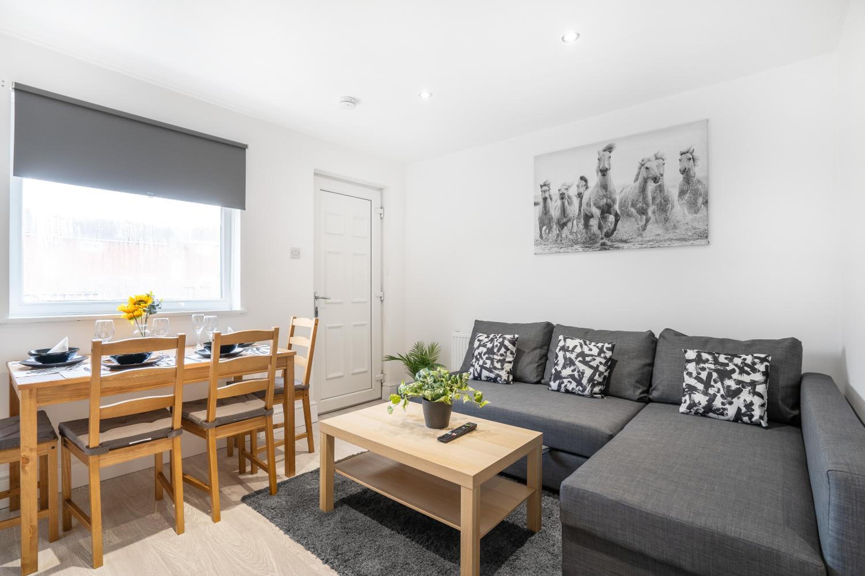 3 Bedroom House-Free Parking- by Holiday Homes