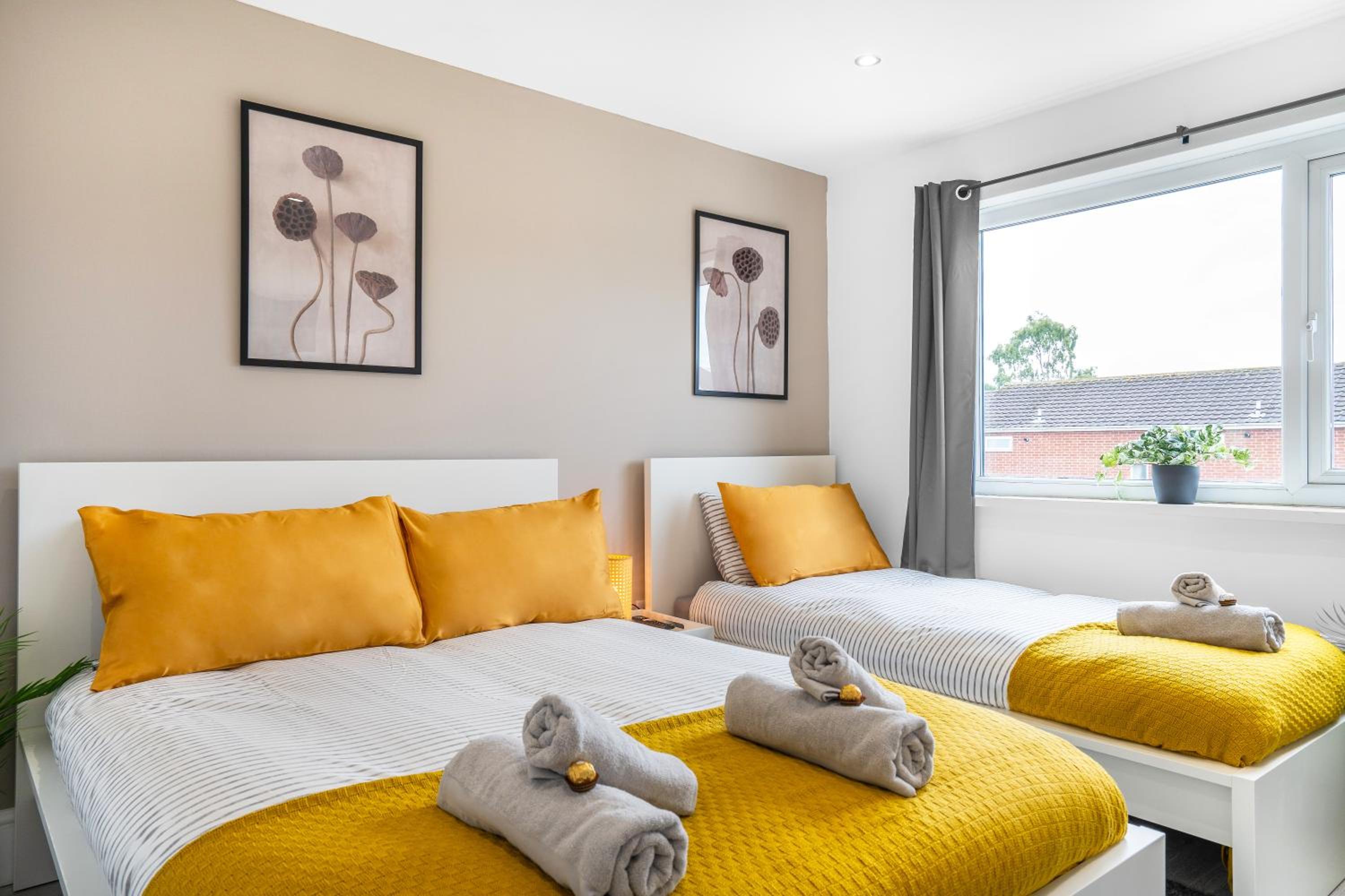 3 Bedroom House-Free Parking- by Holiday Homes