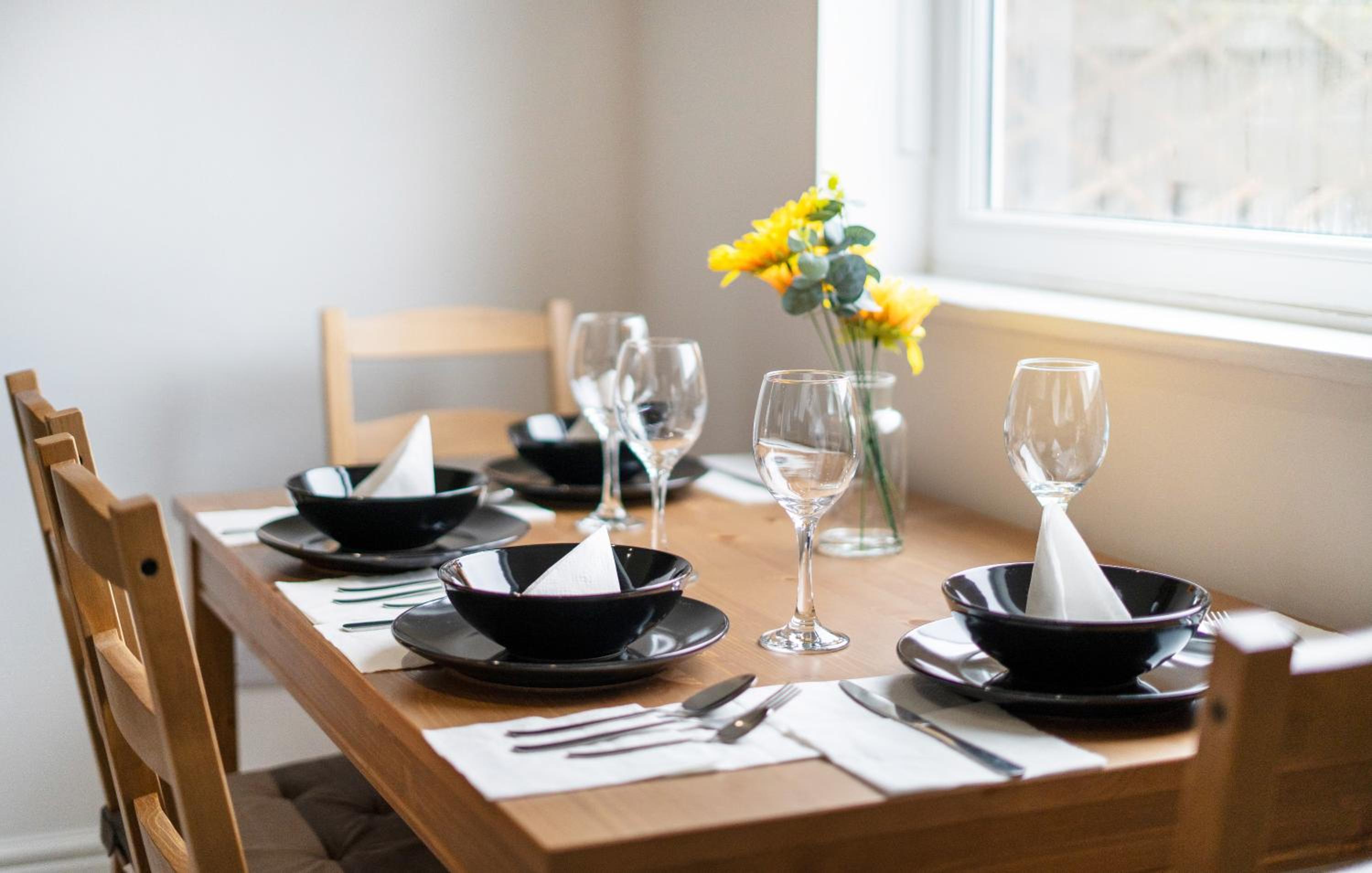 3 Bedroom House-Free Parking- by Holiday Homes