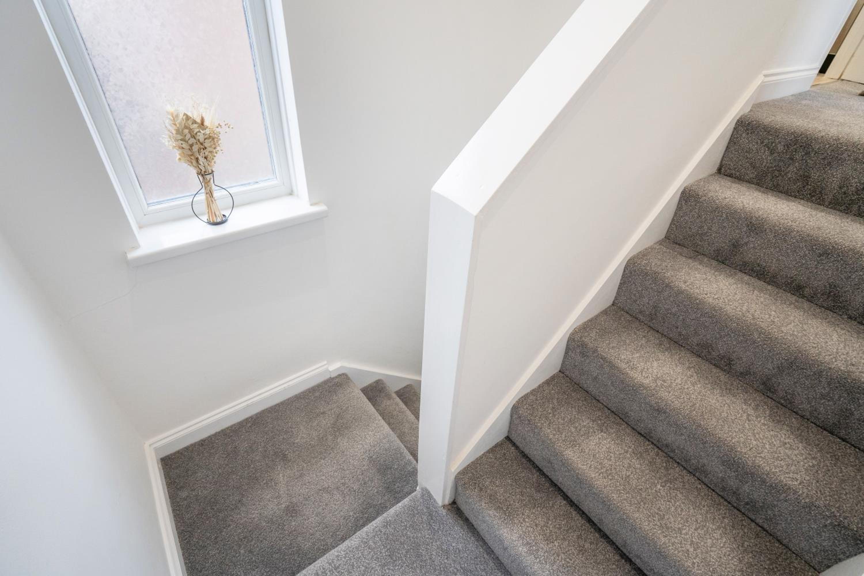 3 Bedroom House-Free Parking- by Holiday Homes
