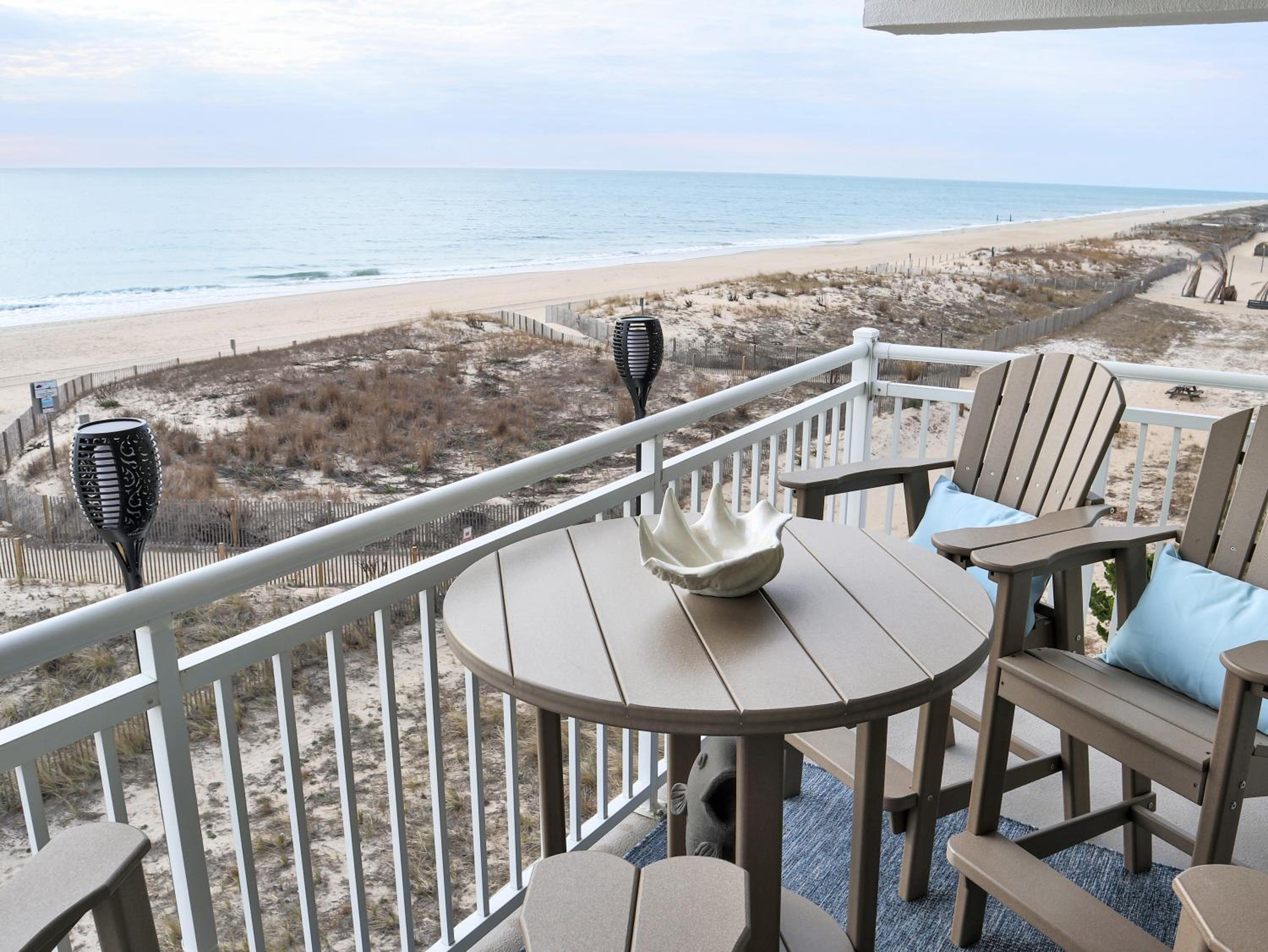 BeachBox III - The One with Unreal Beach Views - Couple's Getaway - Worcester House 401