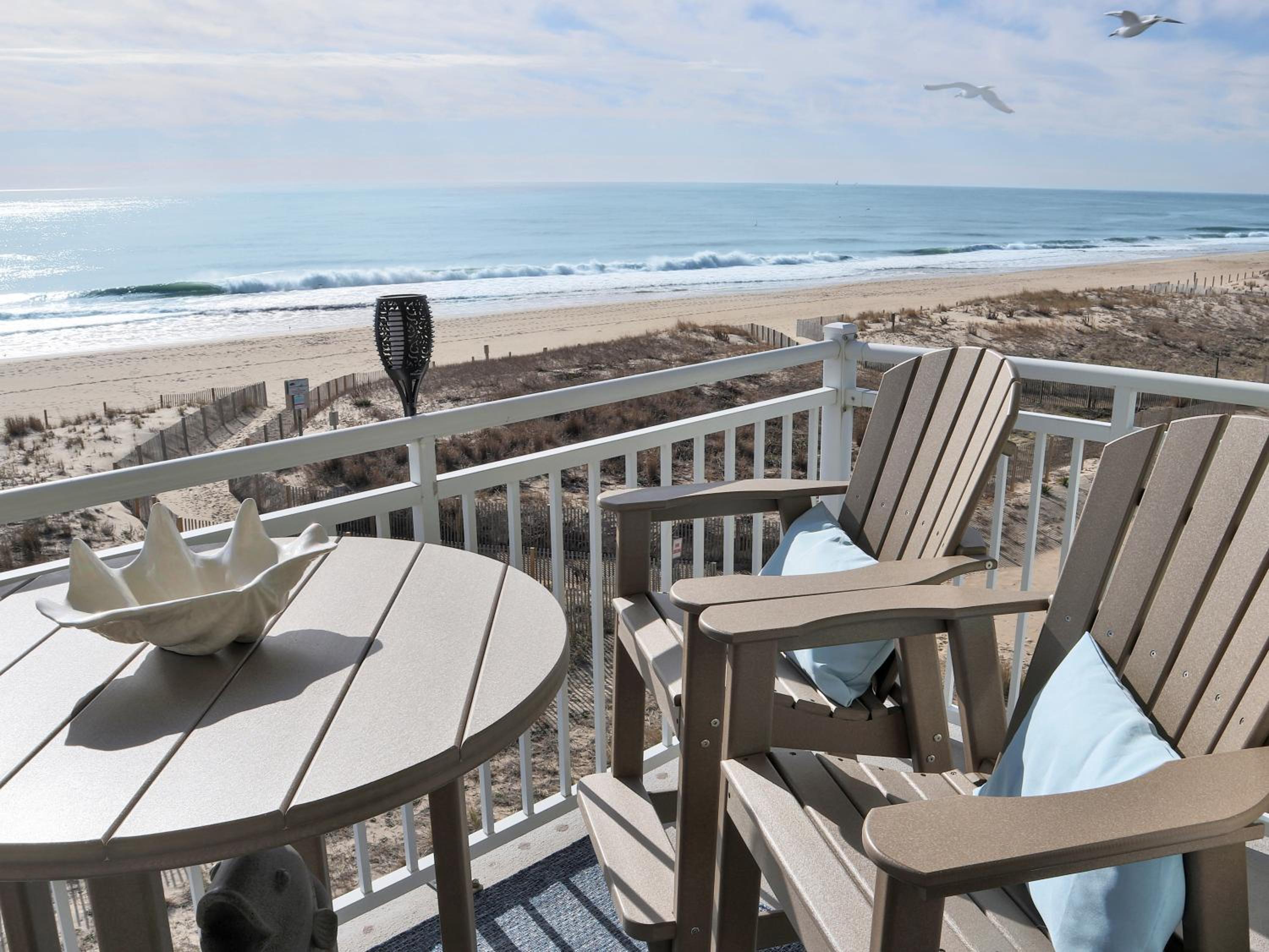 BeachBox III - The One with Unreal Beach Views - Couple's Getaway - Worcester House 401