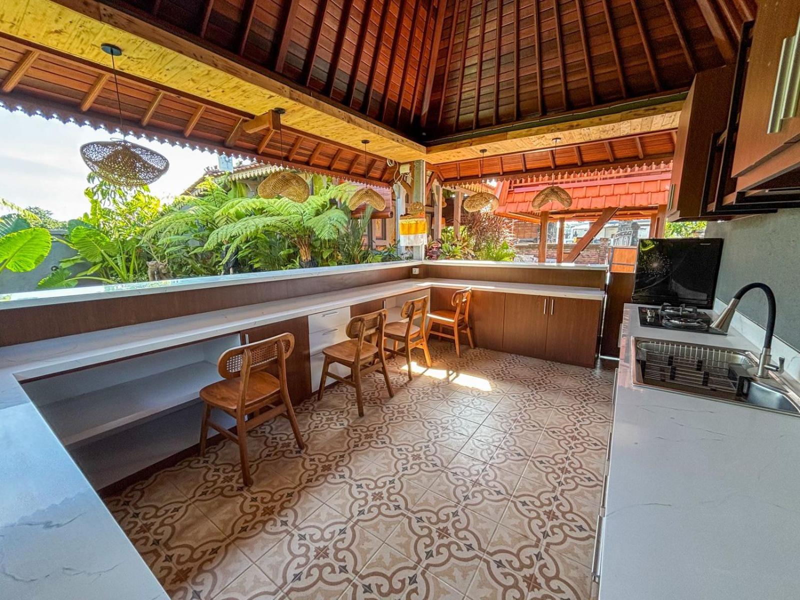 Swikara White House