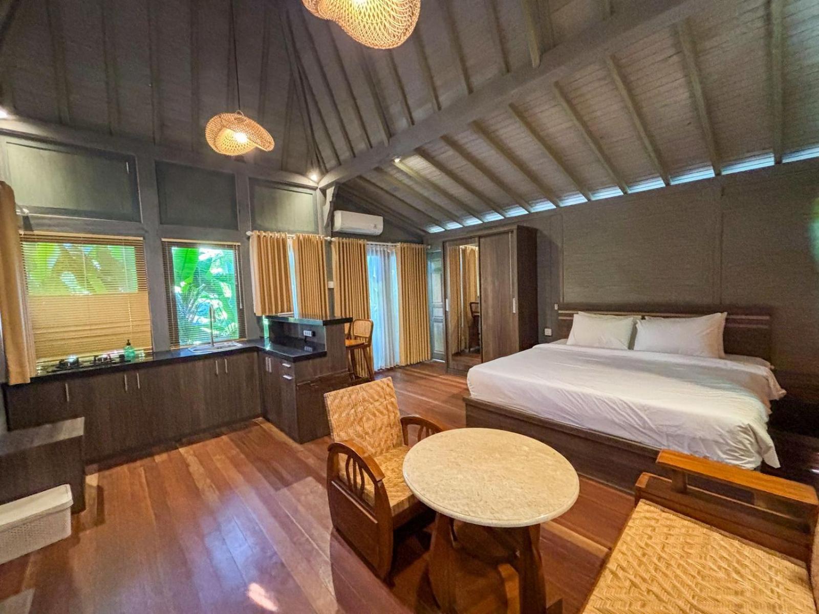 Swikara White House