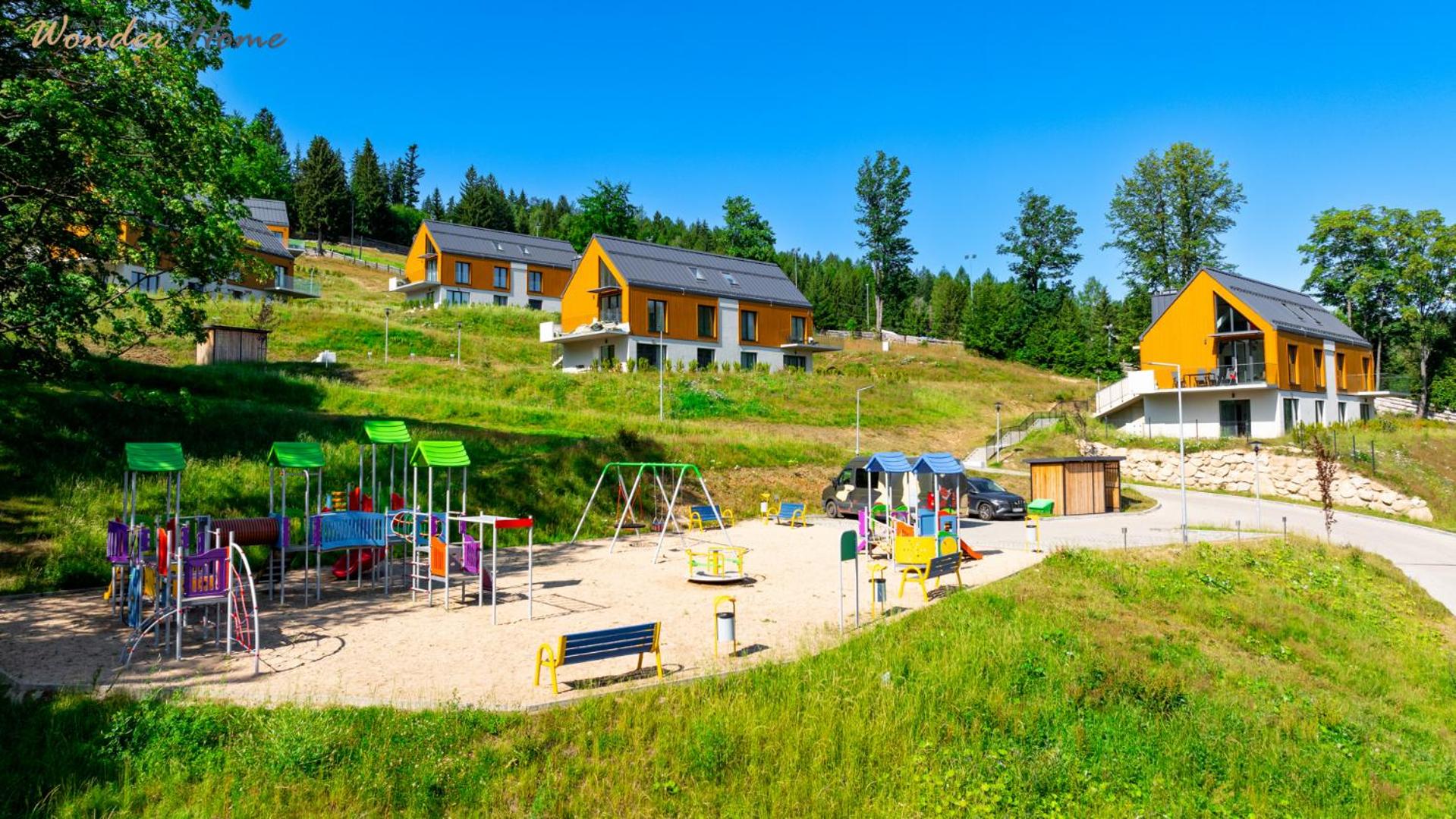 Wonder Home Myśliwska - Domki przy stoku Karpatka - na terenie kompleksu plac zabaw, zewnętrzna siłownia i sklep