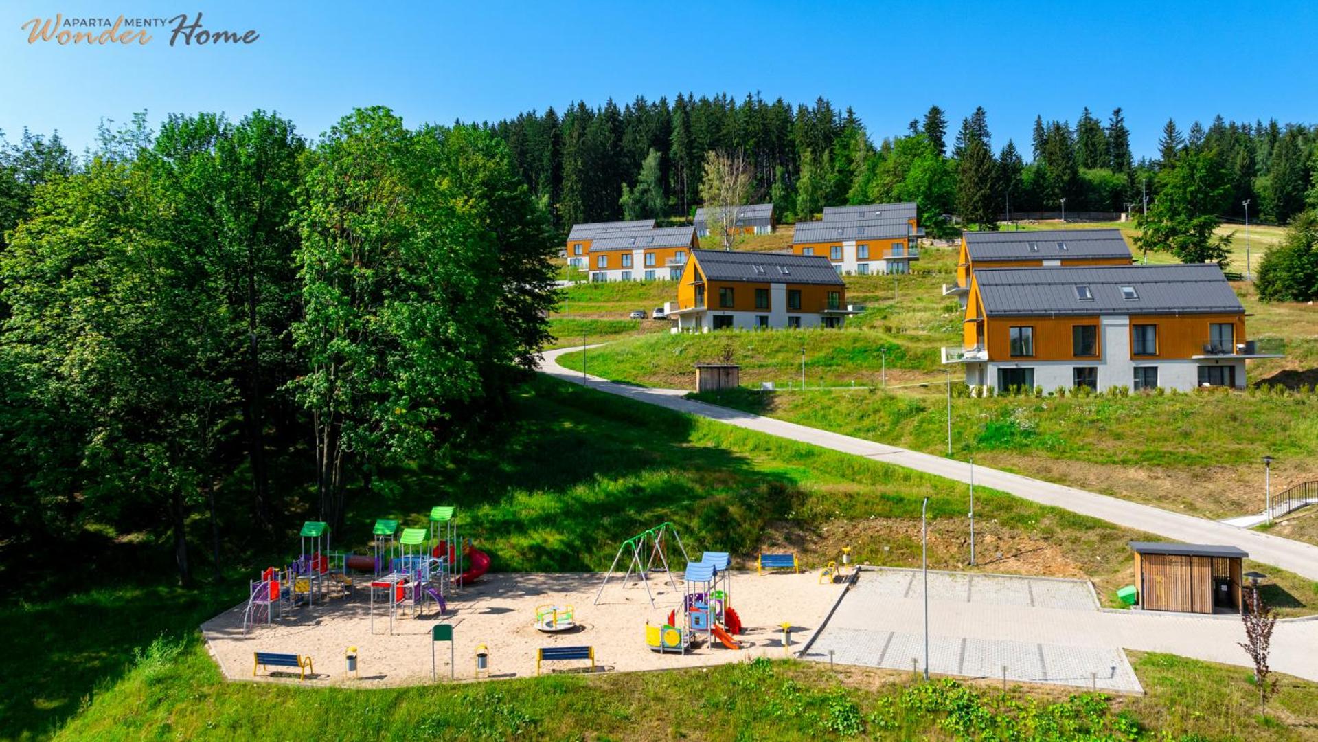 Wonder Home Myśliwska - Domki przy stoku Karpatka - na terenie kompleksu plac zabaw, zewnętrzna siłownia i sklep