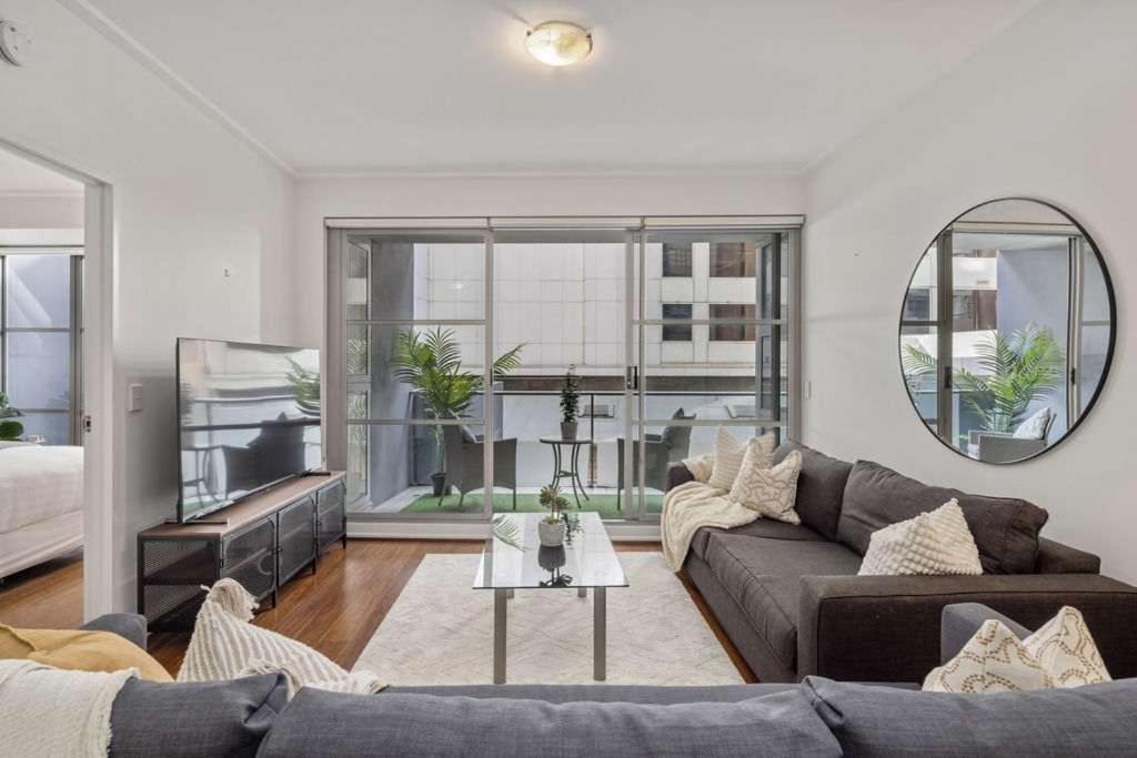 Darling Harbour 2BR Retreat with Spacious Balcony