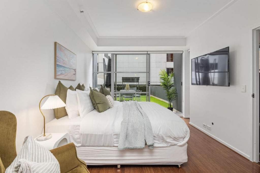 Darling Harbour 2BR Retreat with Spacious Balcony