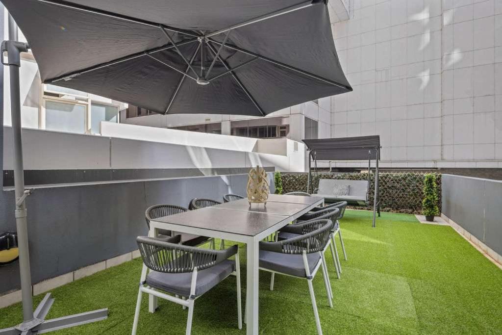 Darling Harbour 2BR Retreat with Spacious Balcony