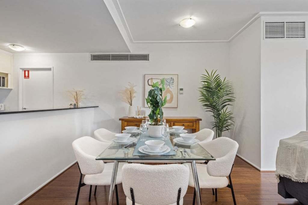 Darling Harbour 2BR Retreat with Spacious Balcony