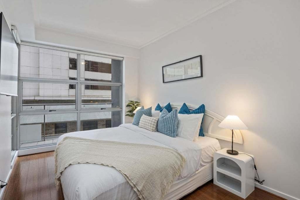 Darling Harbour 2BR Retreat with Spacious Balcony