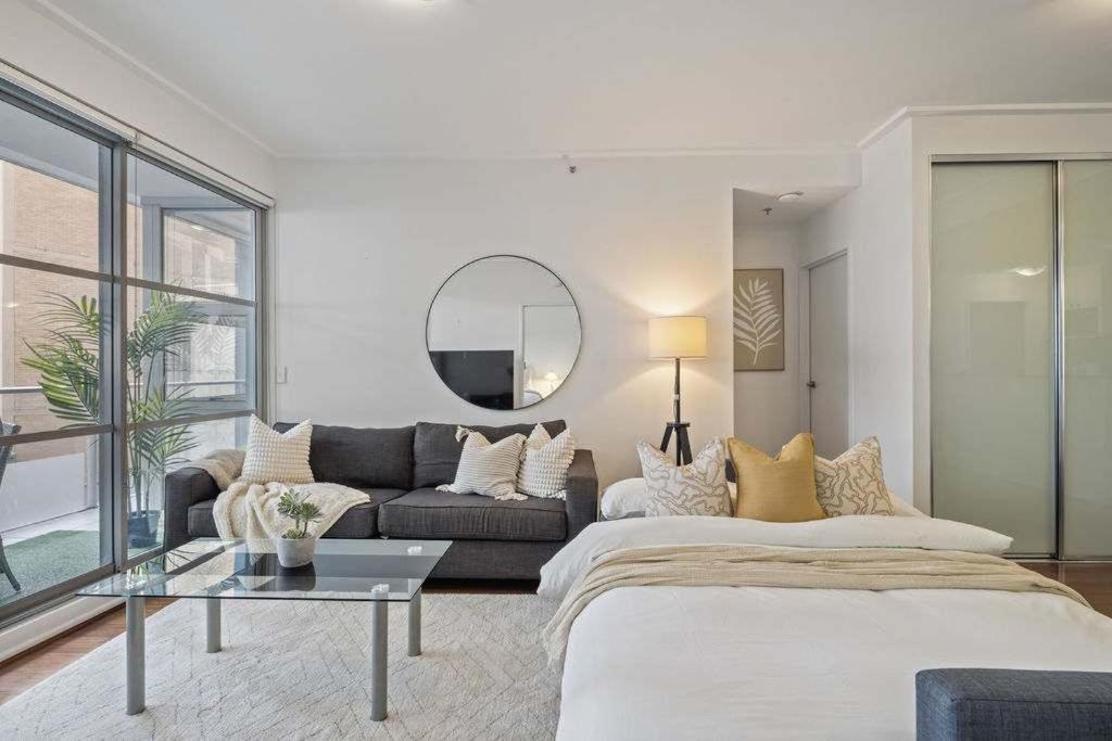Darling Harbour 2BR Retreat with Spacious Balcony