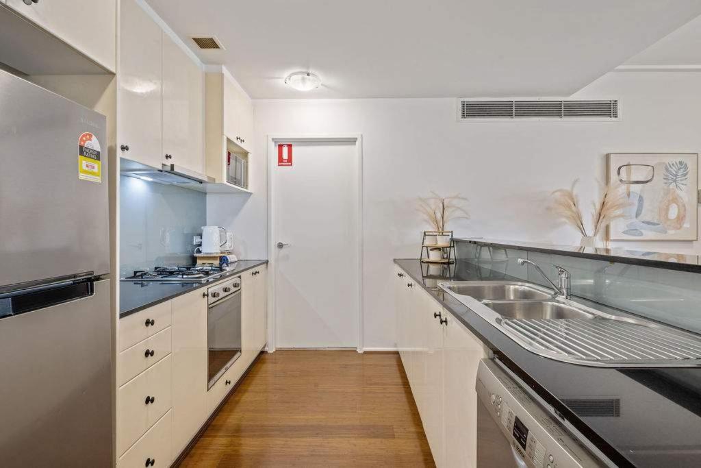 Darling Harbour 2BR Retreat with Spacious Balcony