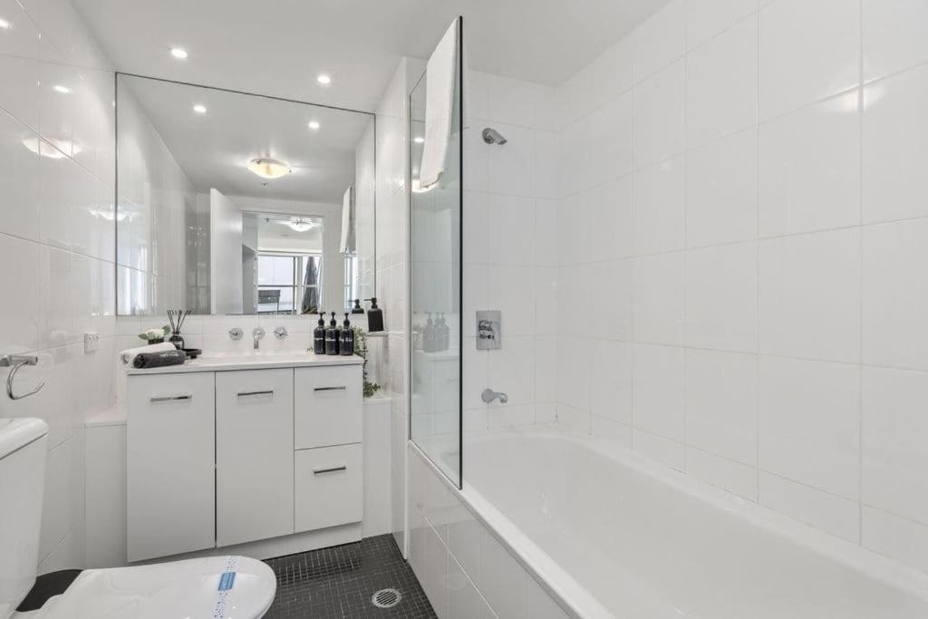 Darling Harbour 2BR Retreat with Spacious Balcony