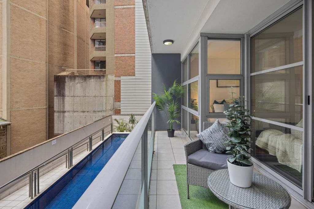 Darling Harbour 2BR Retreat with Spacious Balcony