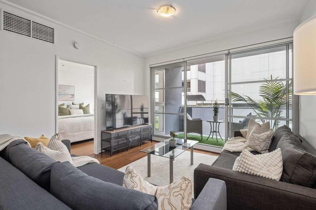 Darling Harbour 2BR Retreat with Spacious Balcony