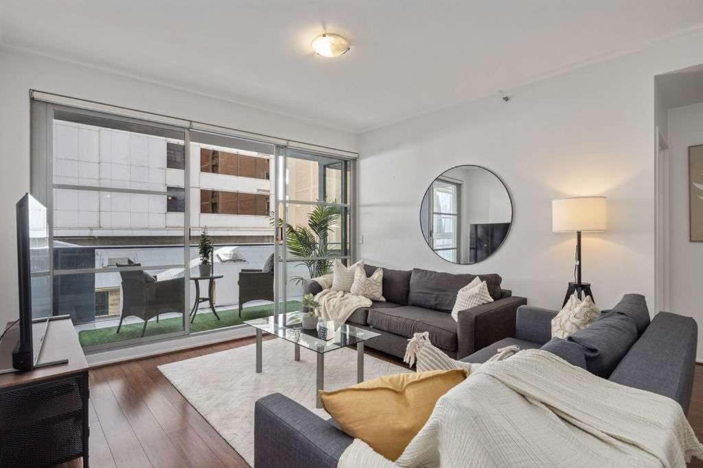 Darling Harbour 2BR Retreat with Spacious Balcony