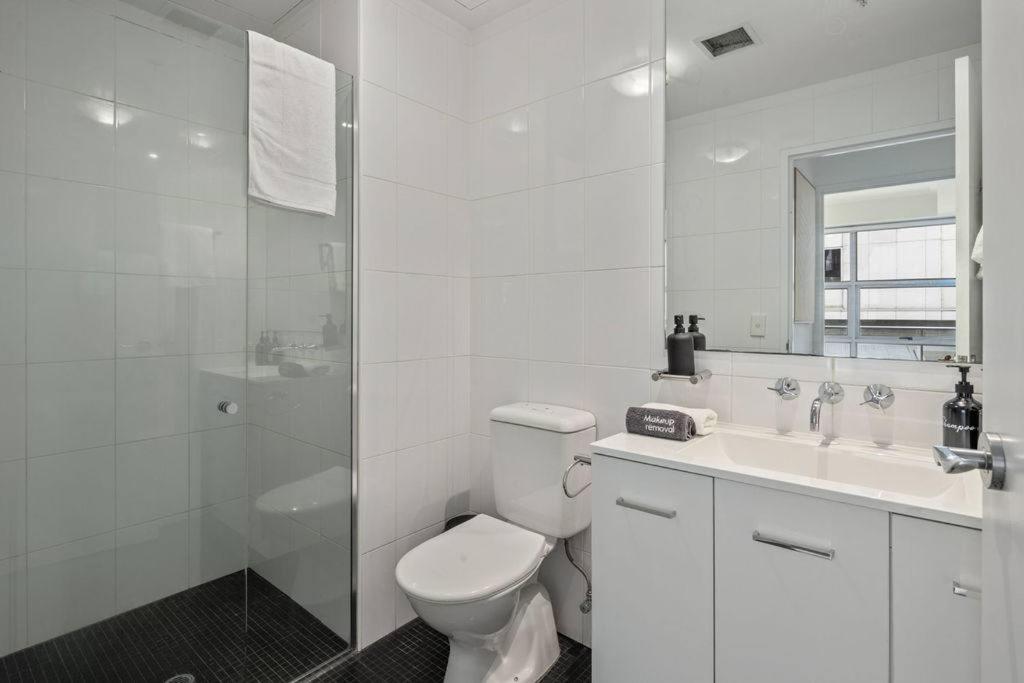 Darling Harbour 2BR Retreat with Spacious Balcony