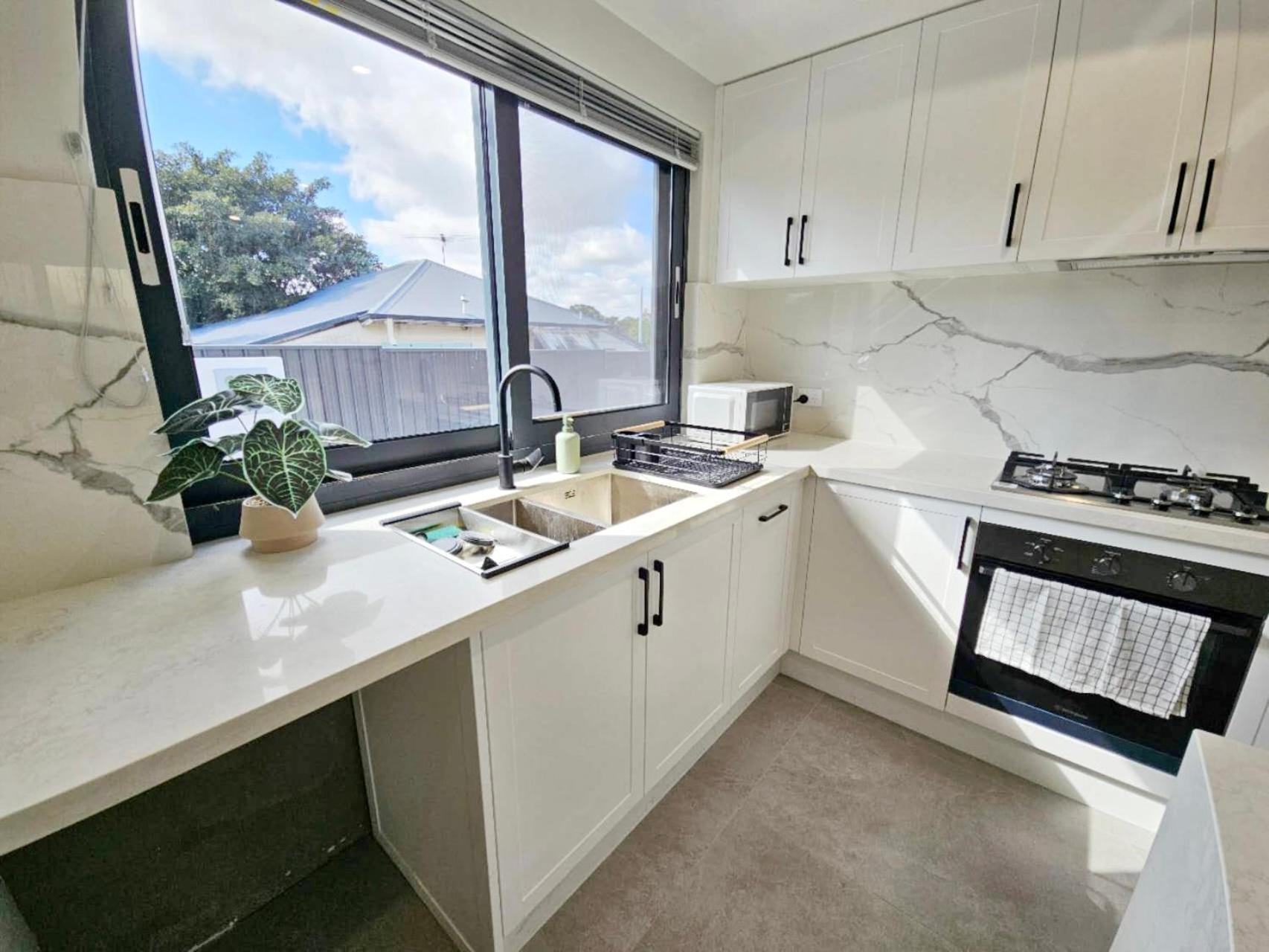 Corporate House for Professionals-Private Room-Shared Common Areas-Walk to Curtin University