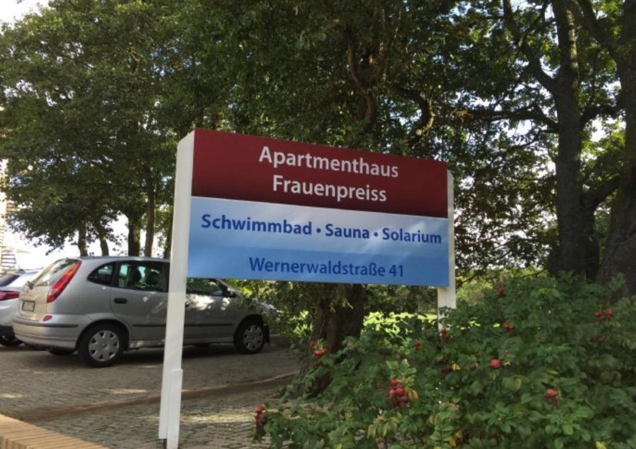 Strandloft Cuxhaven im Haus Frauenpreiß Sahlenburg - strandnah - 2 Hunde willkommen -Schwimmbad - Sauna - direkt am Wald - Dachterrasse mit Blick nach Neuw