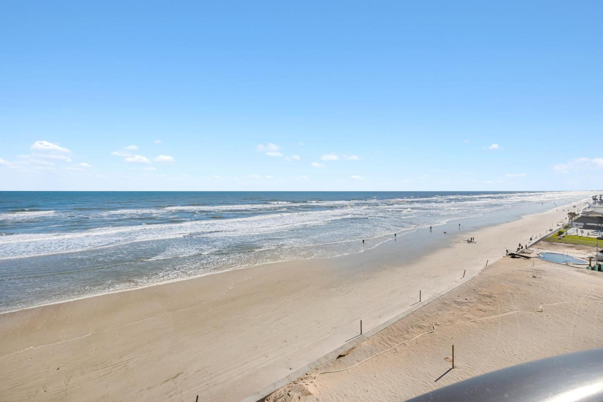 3BR Condo with Direct Beach View & Large Balcony