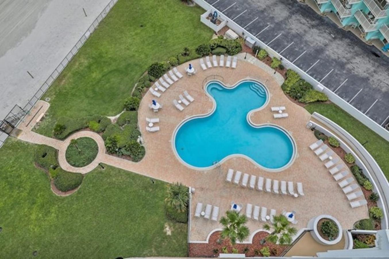 3BR Condo with Direct Beach View & Large Balcony