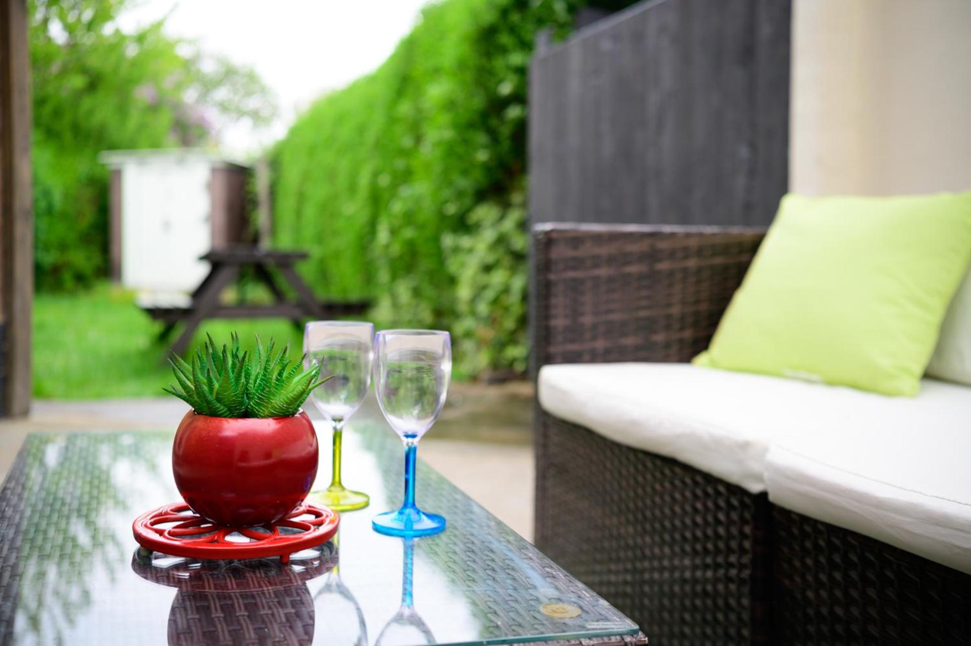 Located in the peaceful NG8 Wollaton , Perfect for Business Trips & Family Holidays or working proffesionals-long term deals, M1 Nearby , Free Parking , Pr