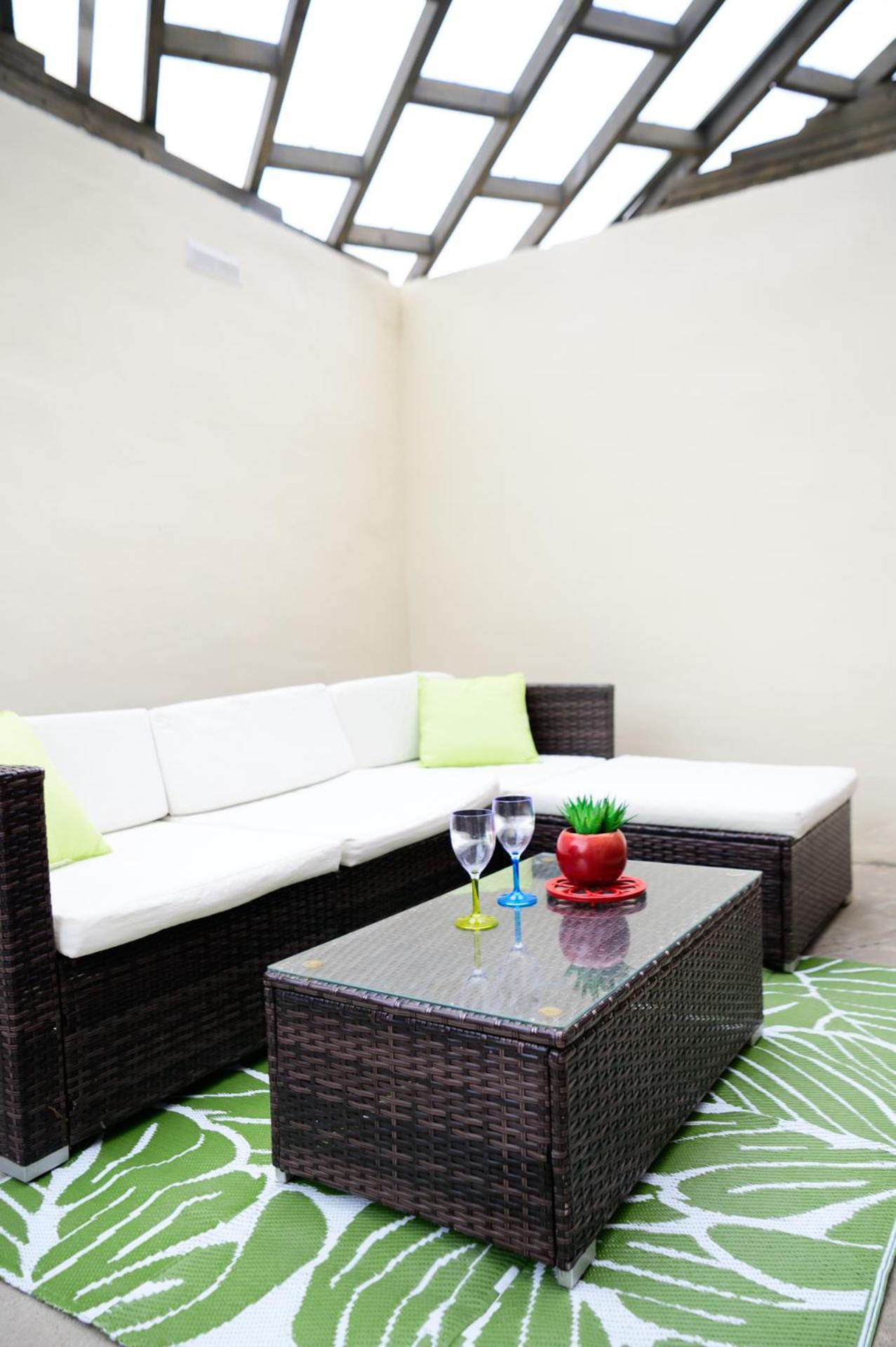 Located in the peaceful NG8 Wollaton , Perfect for Business Trips & Family Holidays or working proffesionals-long term deals, M1 Nearby , Free Parking , Pr
