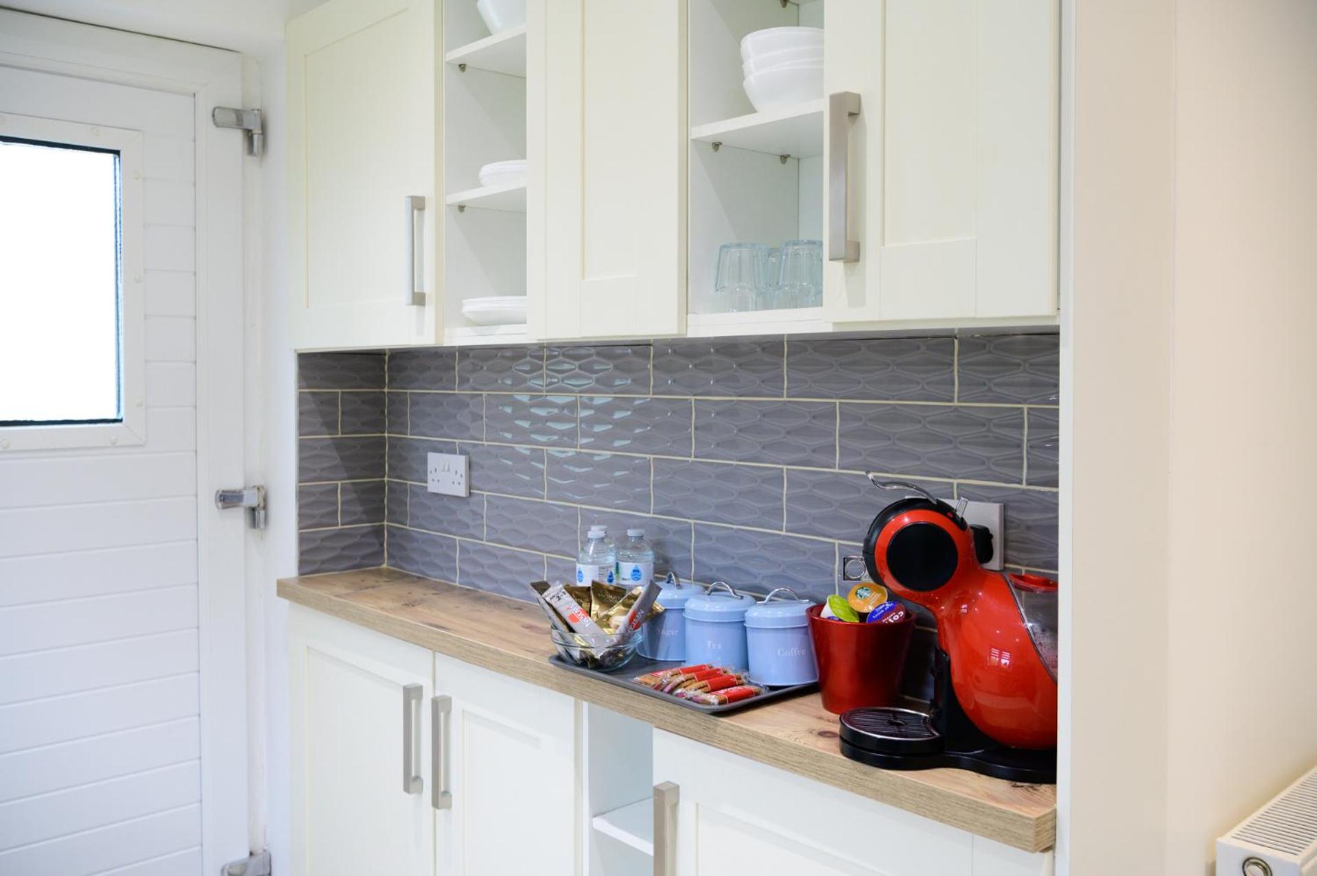 Located in the peaceful NG8 Wollaton , Perfect for Business Trips & Family Holidays or working proffesionals-long term deals, M1 Nearby , Free Parking , Pr