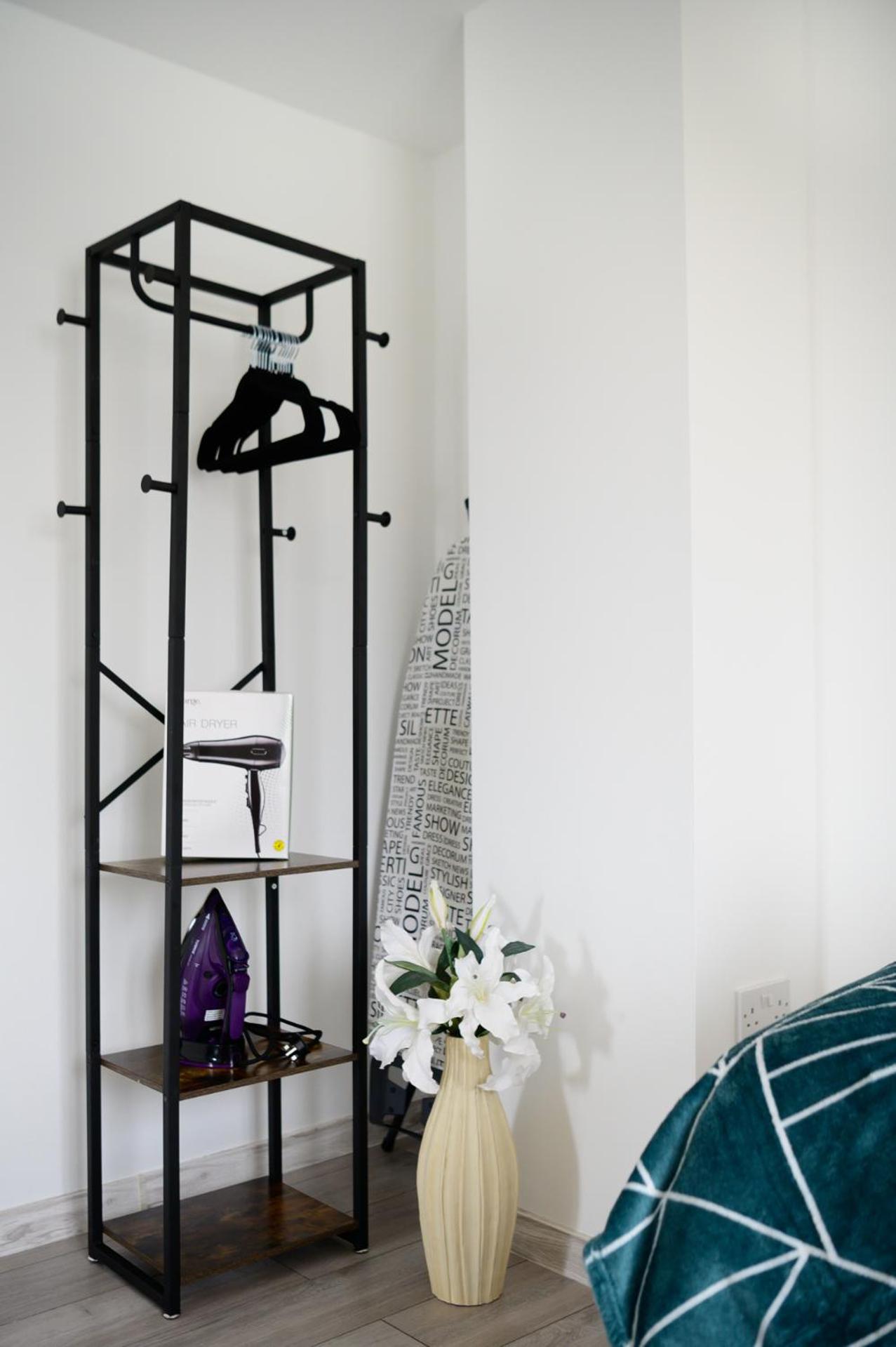 Located in the peaceful NG8 Wollaton , Perfect for Business Trips & Family Holidays or working proffesionals-long term deals, M1 Nearby , Free Parking , Pr
