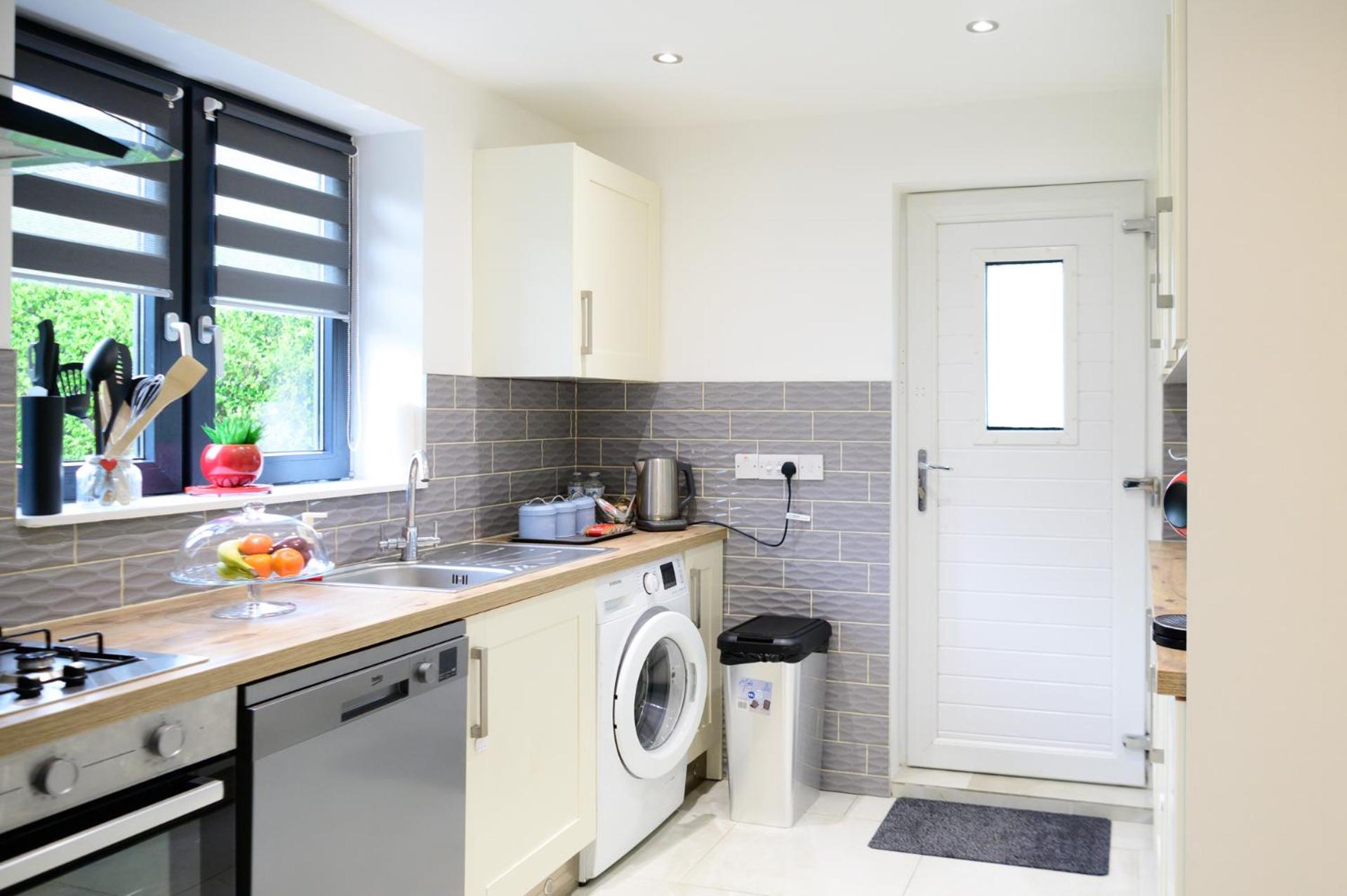 Located in the peaceful NG8 Wollaton , Perfect for Business Trips & Family Holidays or working proffesionals-long term deals, M1 Nearby , Free Parking , Pr