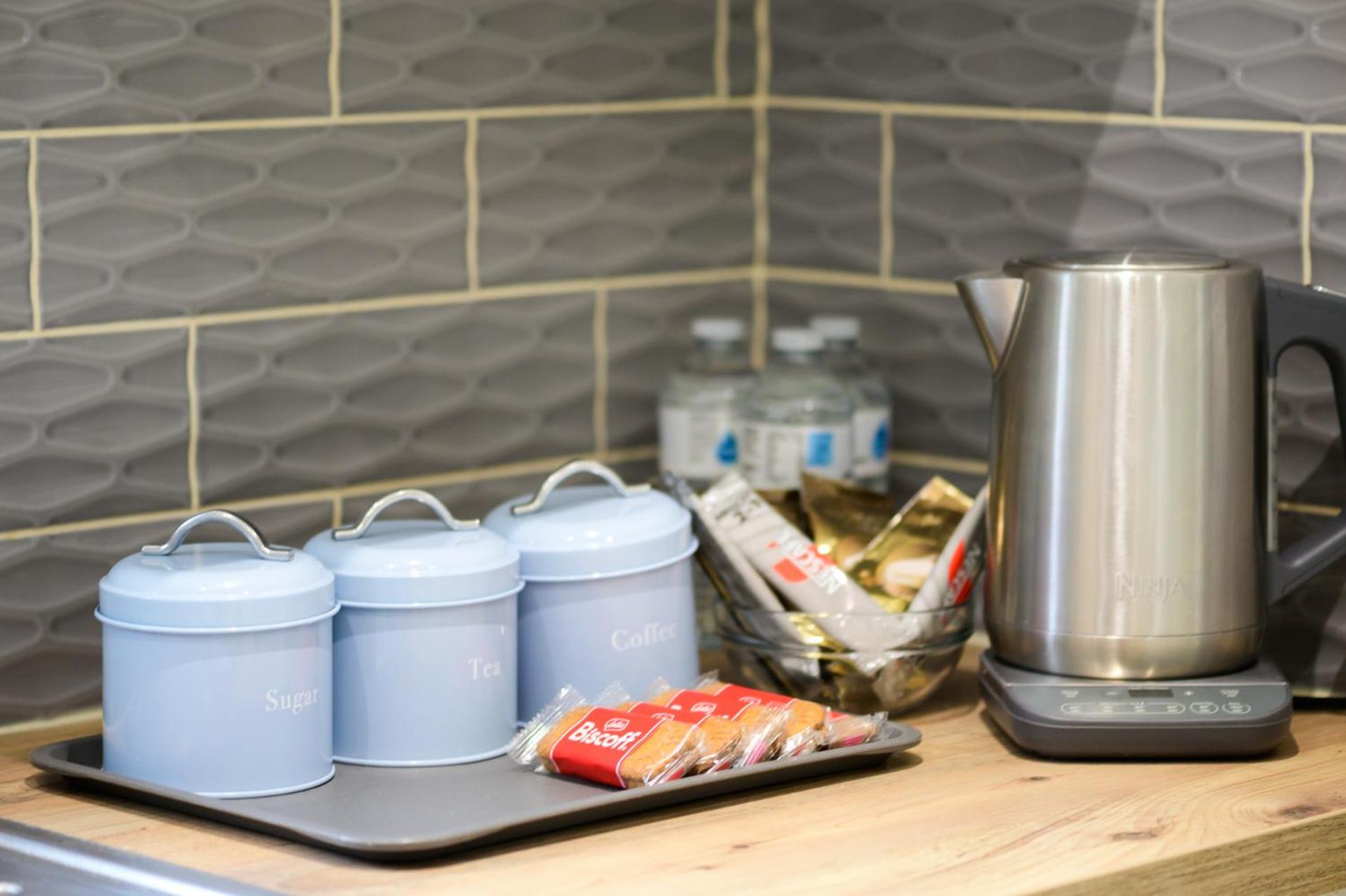 Located in the peaceful NG8 Wollaton , Perfect for Business Trips & Family Holidays or working proffesionals-long term deals, M1 Nearby , Free Parking , Pr