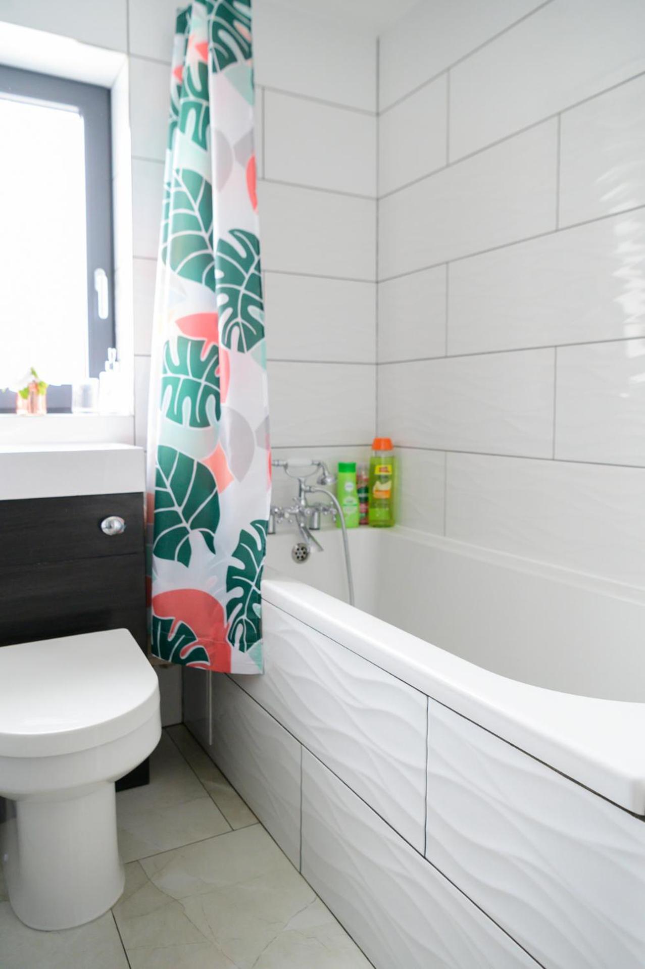 Located in the peaceful NG8 Wollaton , Perfect for Business Trips & Family Holidays or working proffesionals-long term deals, M1 Nearby , Free Parking , Pr