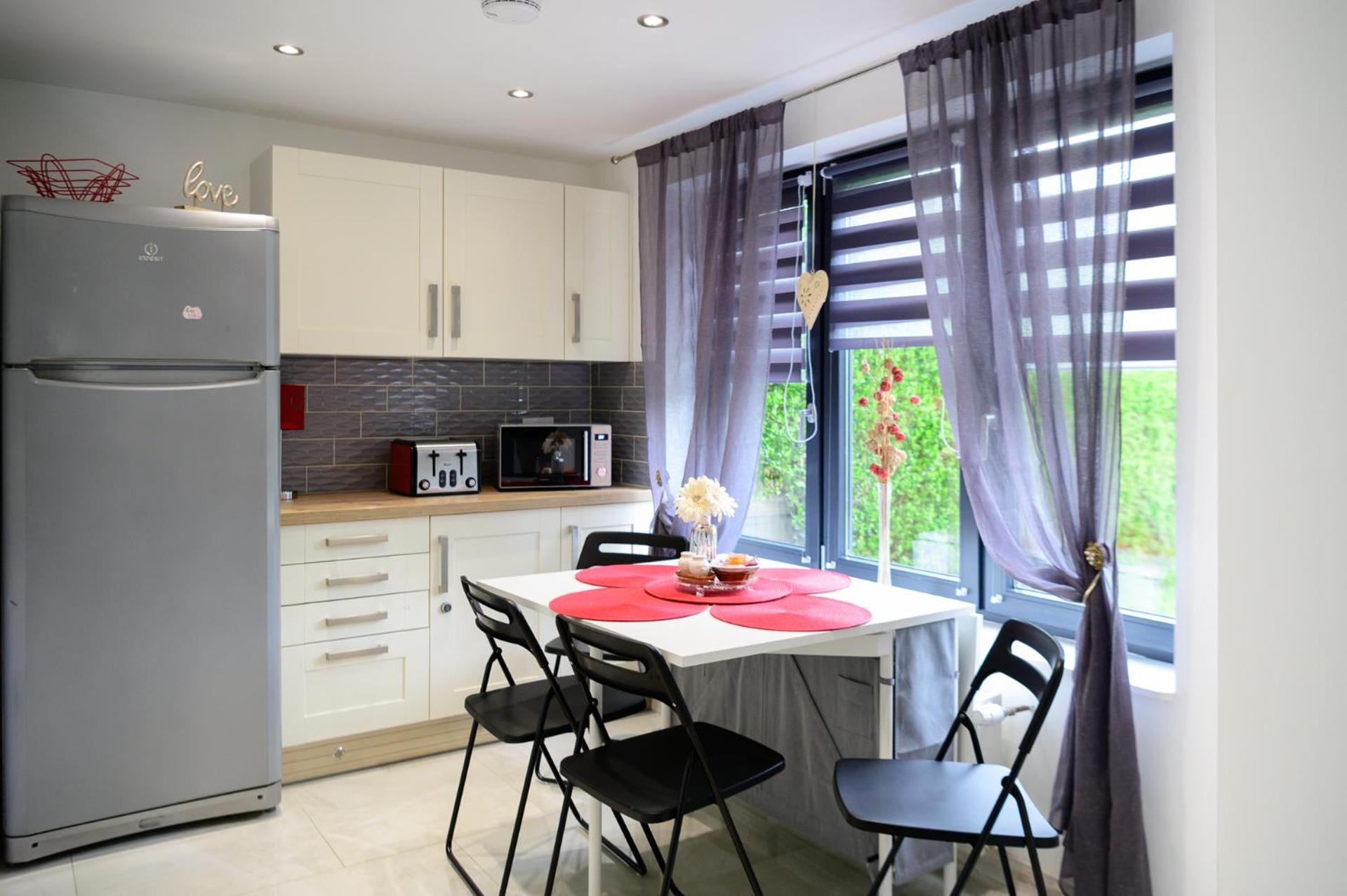Located in the peaceful NG8 Wollaton , Perfect for Business Trips & Family Holidays or working proffesionals-long term deals, M1 Nearby , Free Parking , Pr