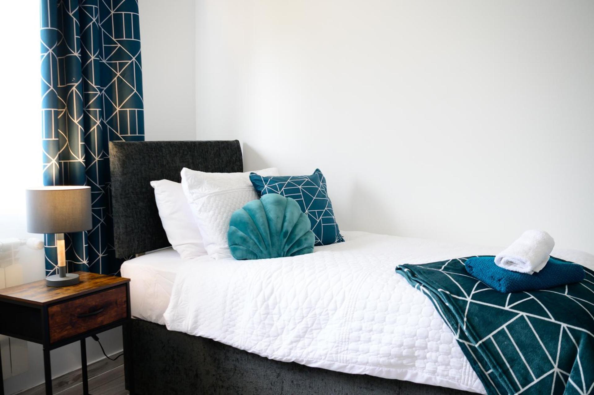 Located in the peaceful NG8 Wollaton , Perfect for Business Trips & Family Holidays or working proffesionals-long term deals, M1 Nearby , Free Parking , Pr