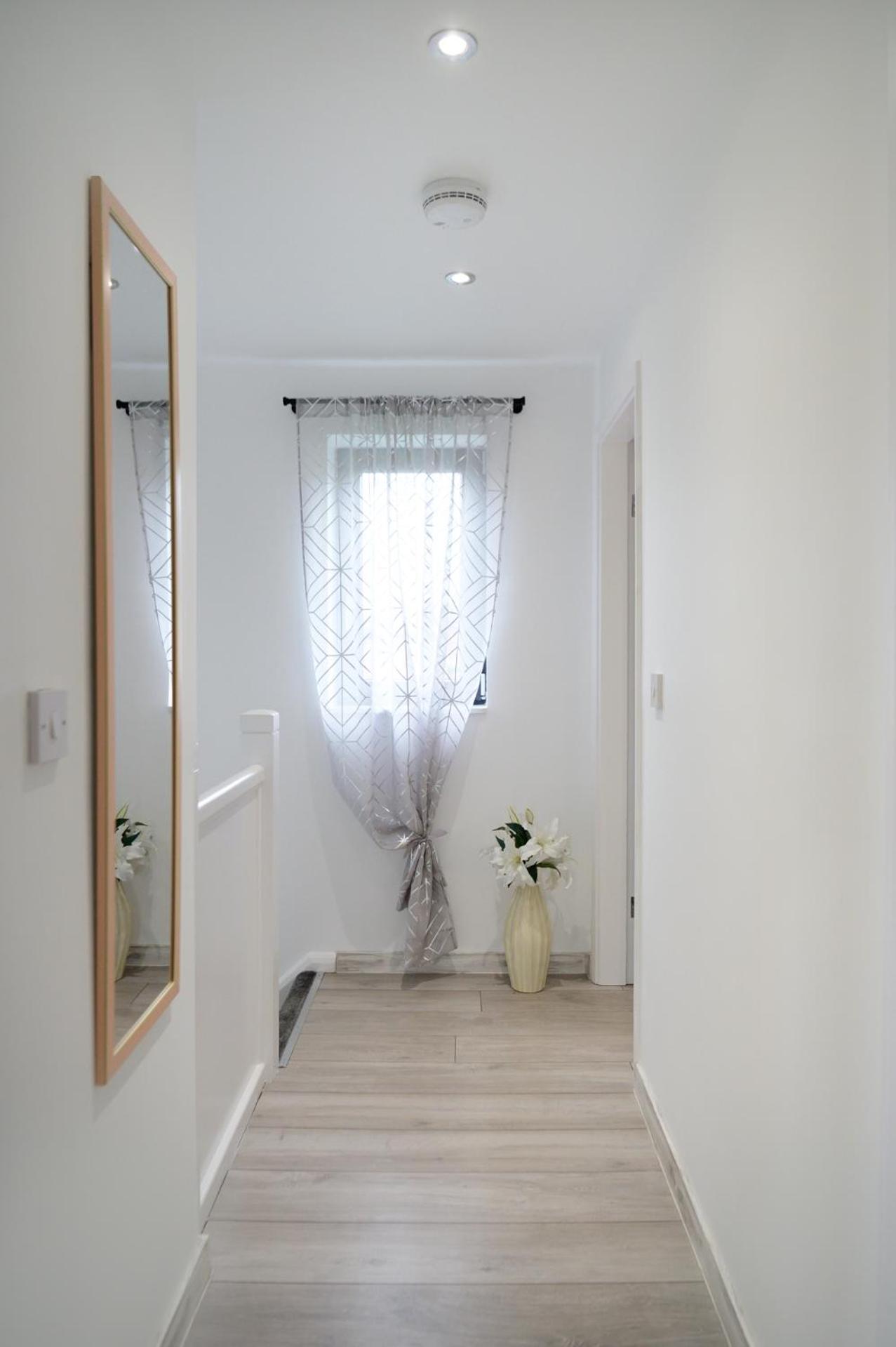 Located in the peaceful NG8 Wollaton , Perfect for Business Trips & Family Holidays or working proffesionals-long term deals, M1 Nearby , Free Parking , Pr