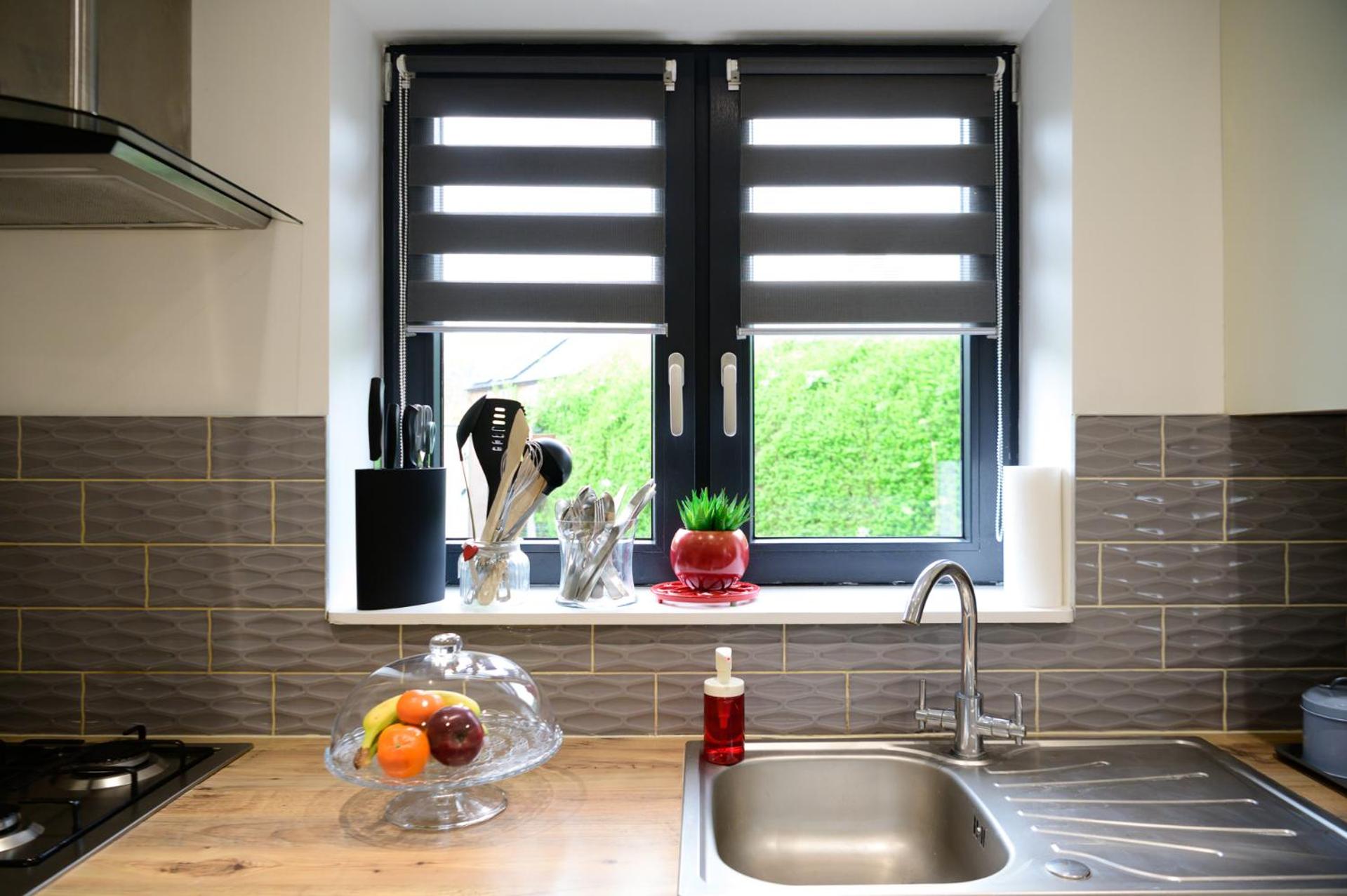 Located in the peaceful NG8 Wollaton , Perfect for Business Trips & Family Holidays or working proffesionals-long term deals, M1 Nearby , Free Parking , Pr