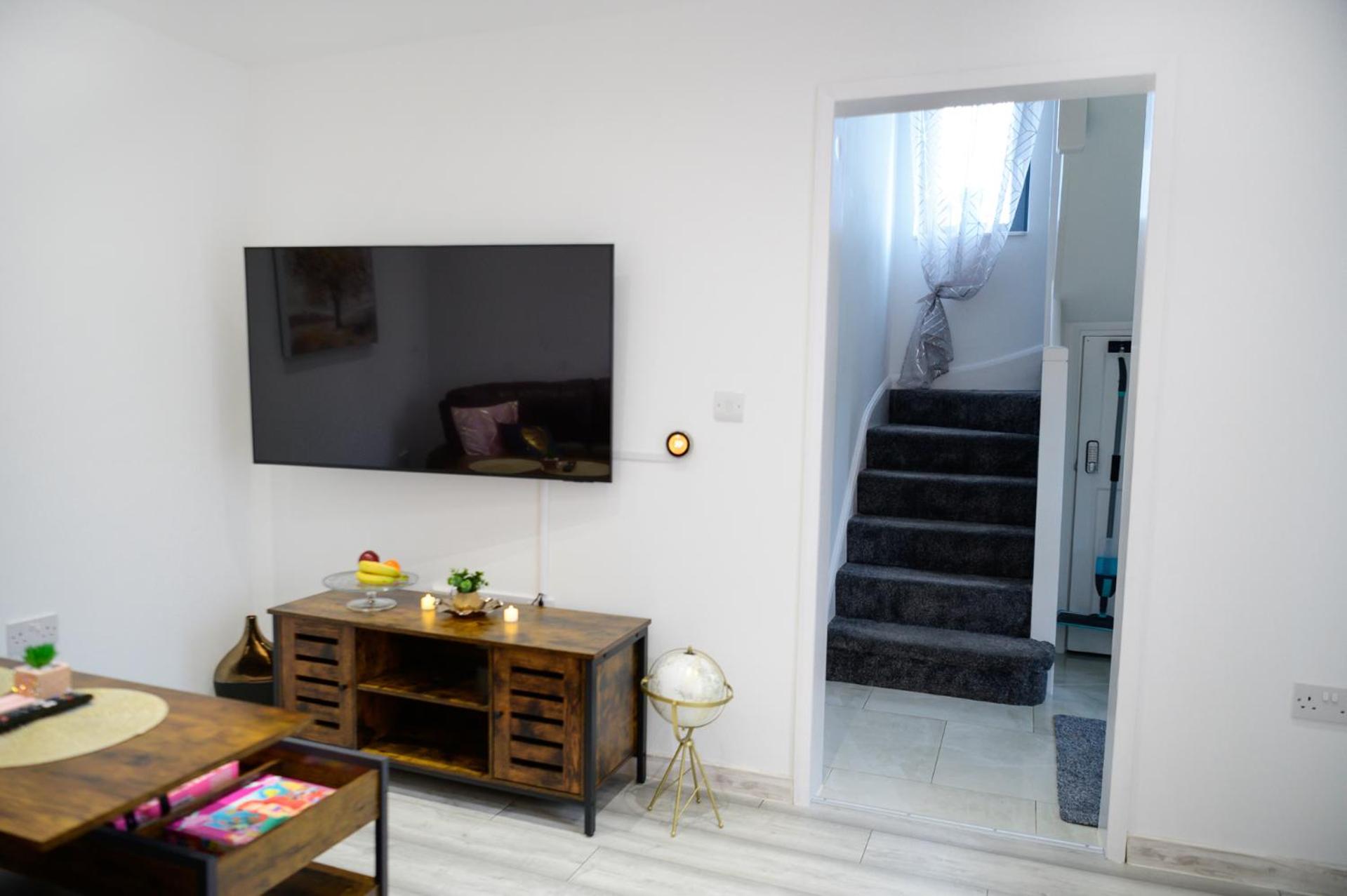 Located in the peaceful NG8 Wollaton , Perfect for Business Trips & Family Holidays or working proffesionals-long term deals, M1 Nearby , Free Parking , Pr