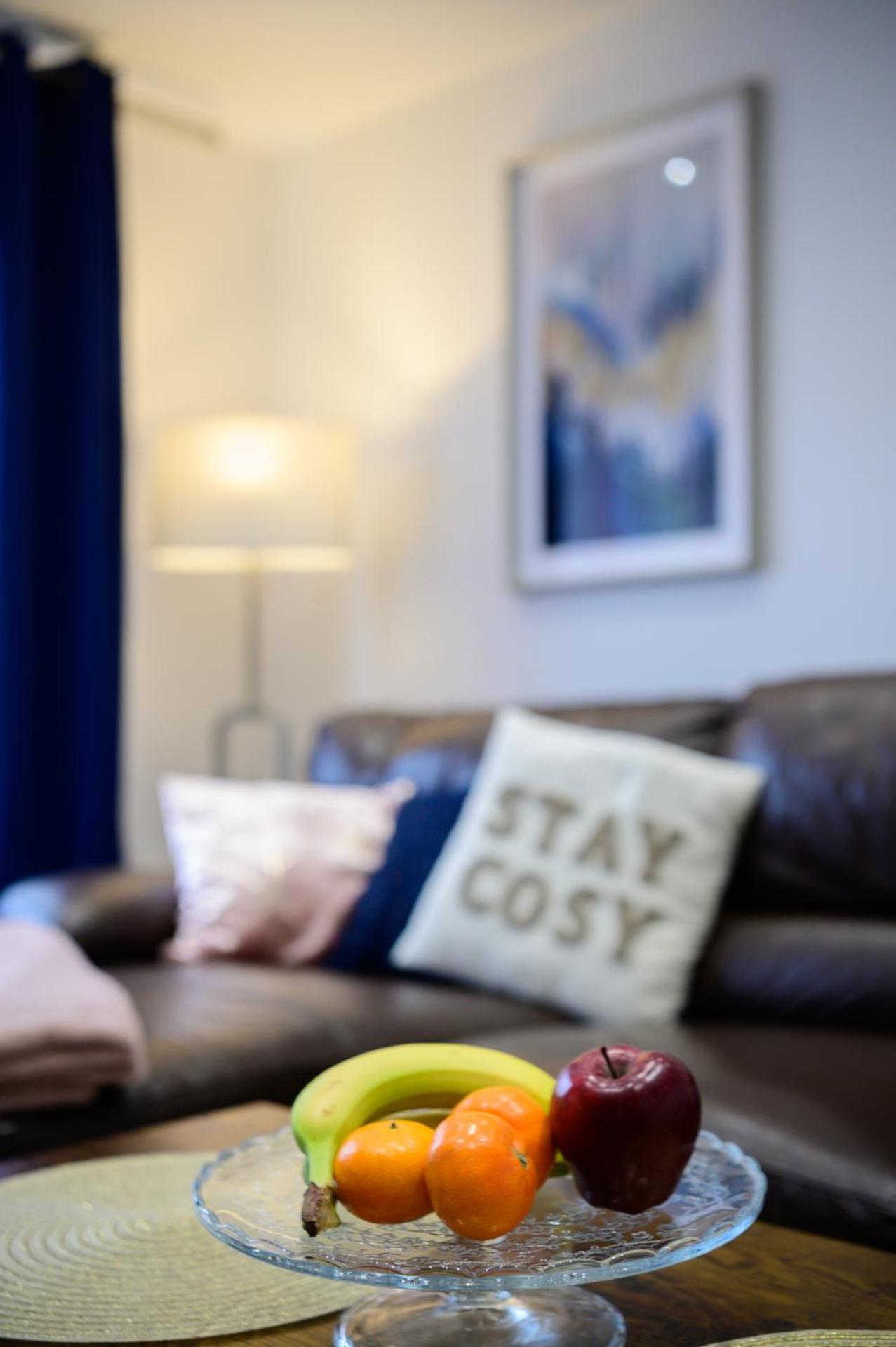 Located in the peaceful NG8 Wollaton , Perfect for Business Trips & Family Holidays or working proffesionals-long term deals, M1 Nearby , Free Parking , Pr