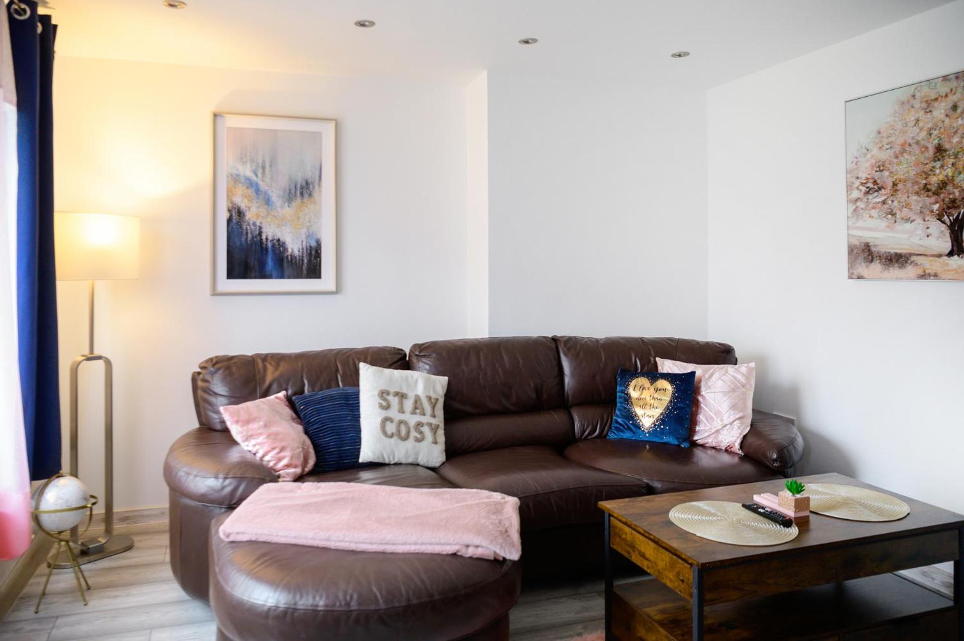 Located in the peaceful NG8 Wollaton , Perfect for Business Trips & Family Holidays or working proffesionals-long term deals, M1 Nearby , Free Parking , Pr