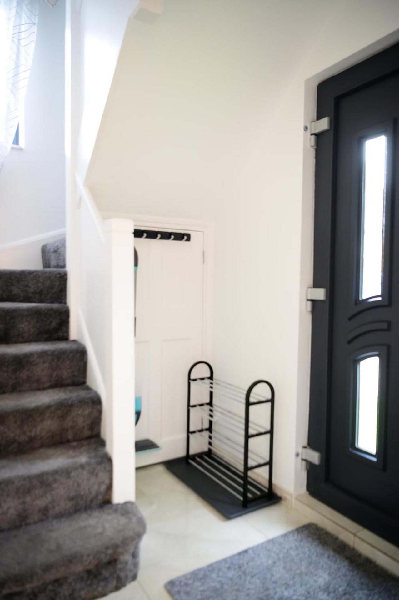 Located in the peaceful NG8 Wollaton , Perfect for Business Trips & Family Holidays or working proffesionals-long term deals, M1 Nearby , Free Parking , Pr