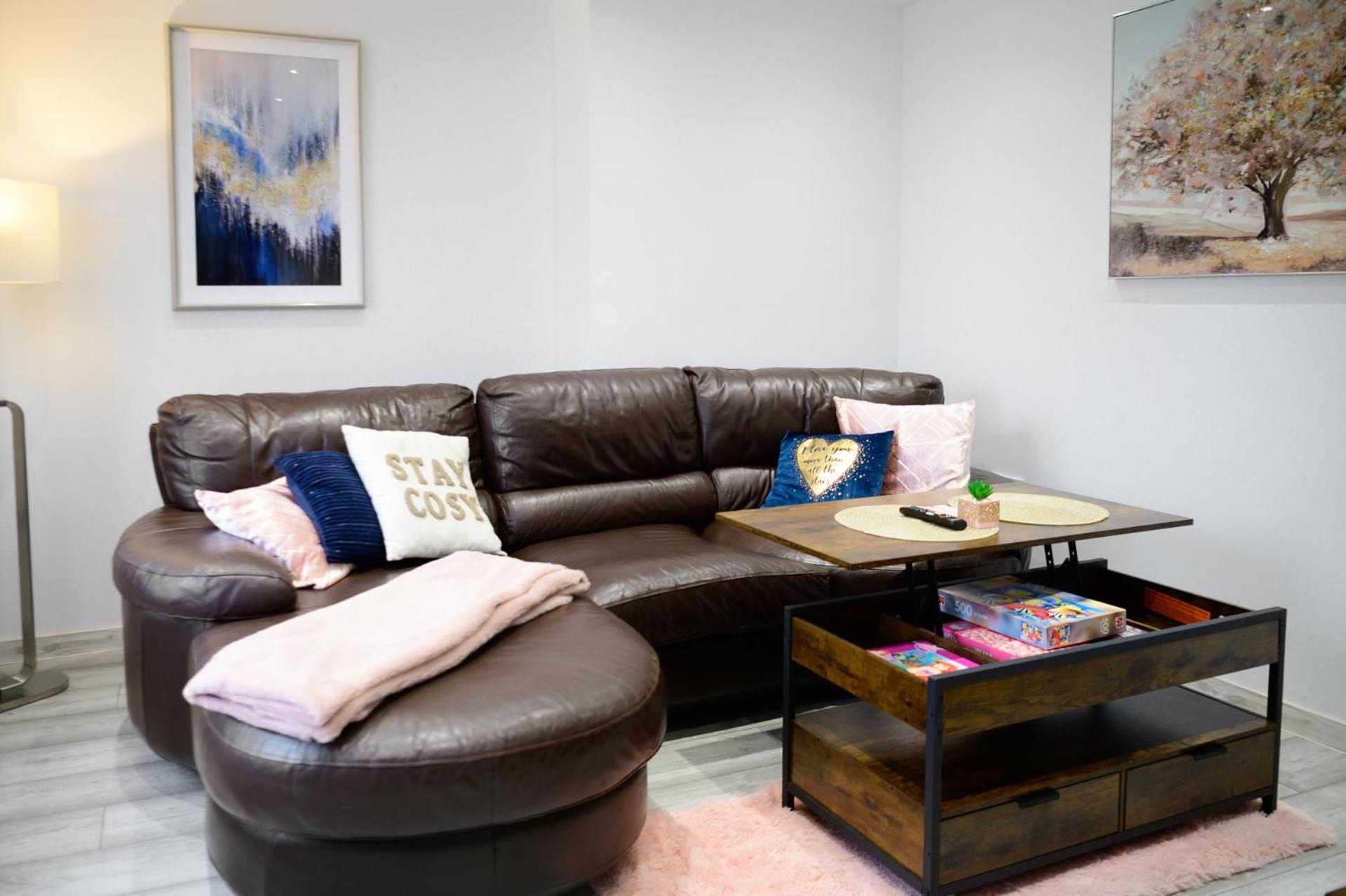 Located in the peaceful NG8 Wollaton , Perfect for Business Trips & Family Holidays or working proffesionals-long term deals, M1 Nearby , Free Parking , Pr